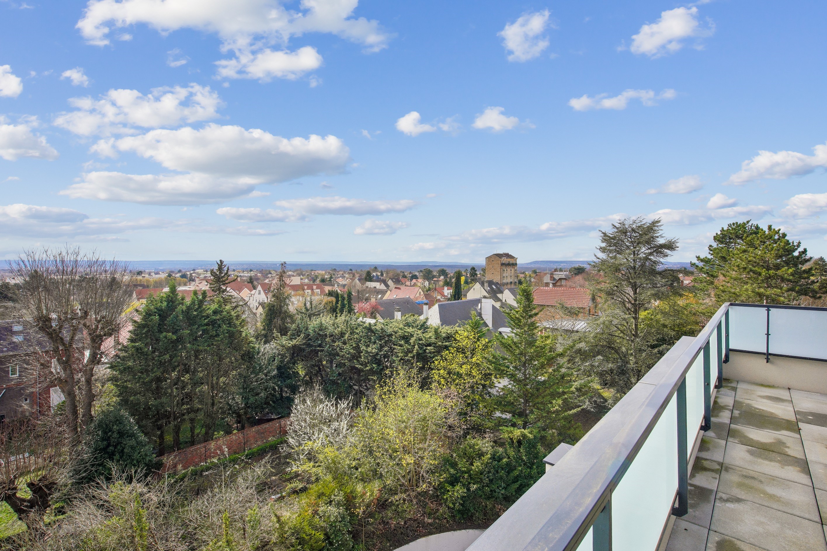  Top Floor – Bright Apartment with Open Views and Spacious Terrace - 物件實景