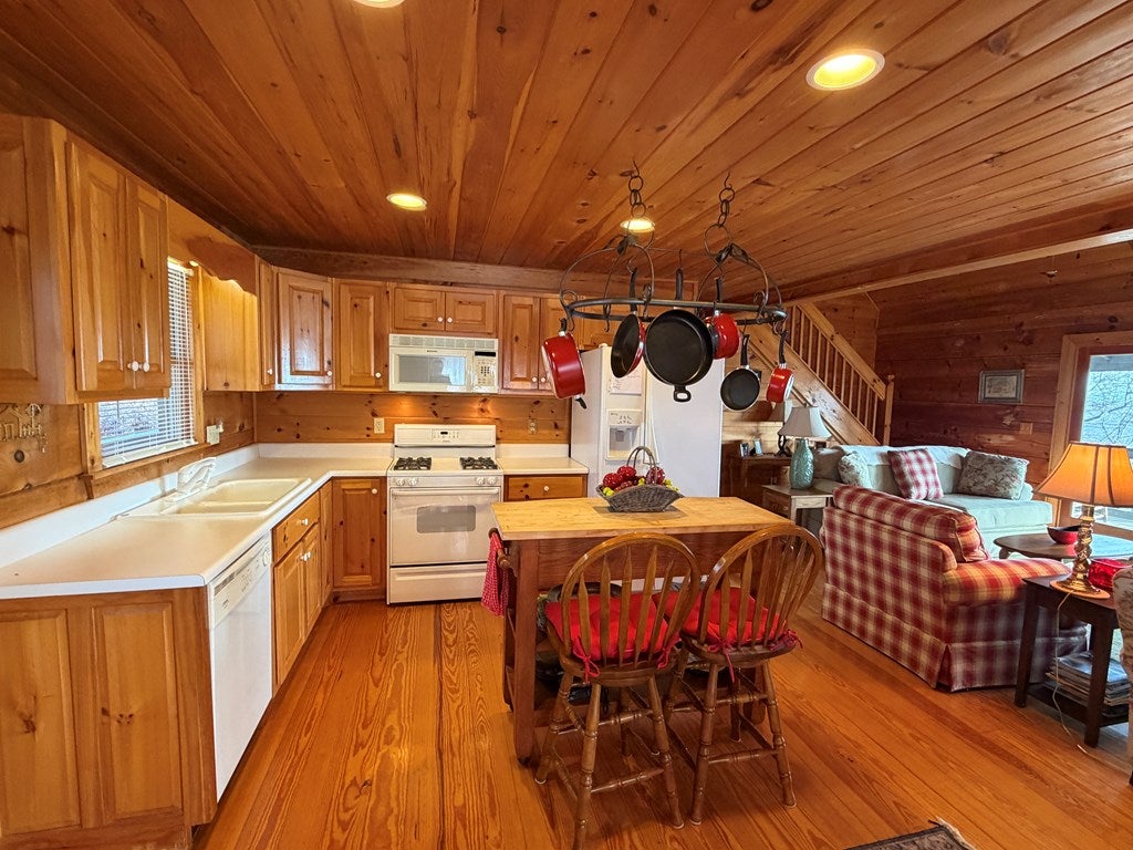 Ellijay, Georgia, 30536, United States, 3 Bedrooms Bedrooms, ,3 BathroomsBathrooms,Residential,For Sale,2009787