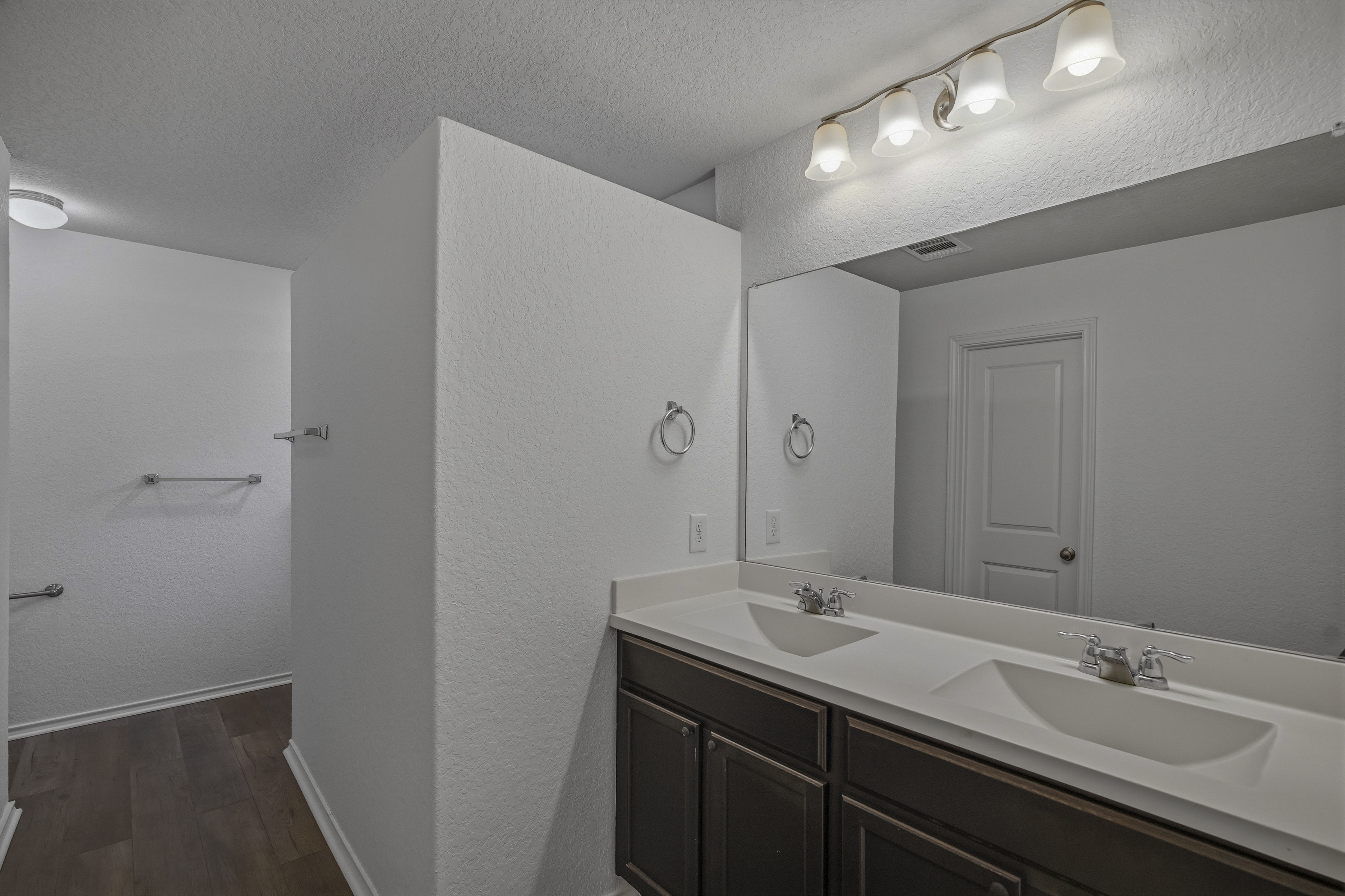  Beautifully Updated With Open Concept - 物件實景