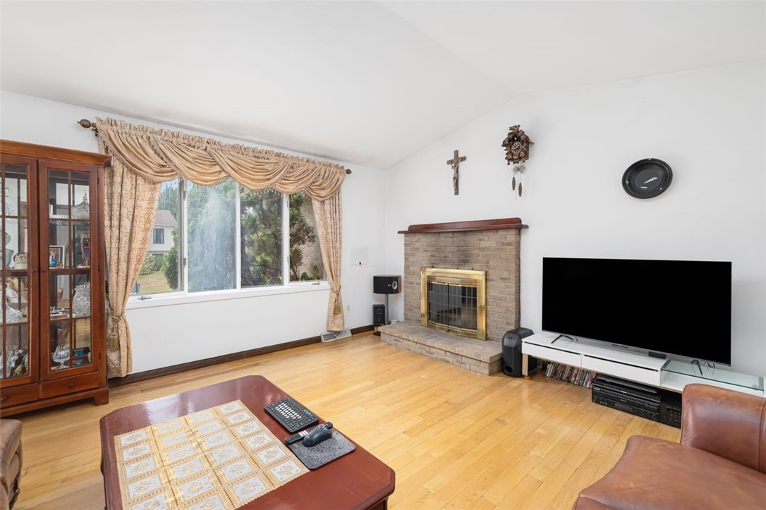 Cranston, Rhode Island, 02921, United States, 3 Bedrooms Bedrooms, ,2 BathroomsBathrooms,Residential,For Sale,1940913