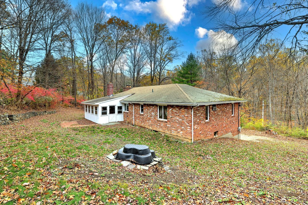 Trumbull, Connecticut, 06611, United States, 3 Bedrooms Bedrooms, ,2 BathroomsBathrooms,Residential,For Sale,1988138