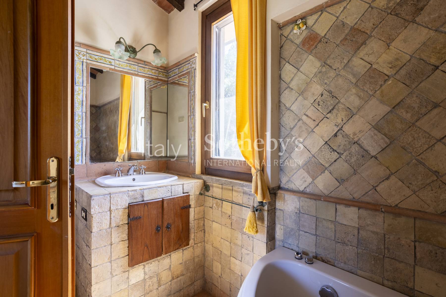  Tuscan farmhouse with outbuilding to restore - 物件實景
