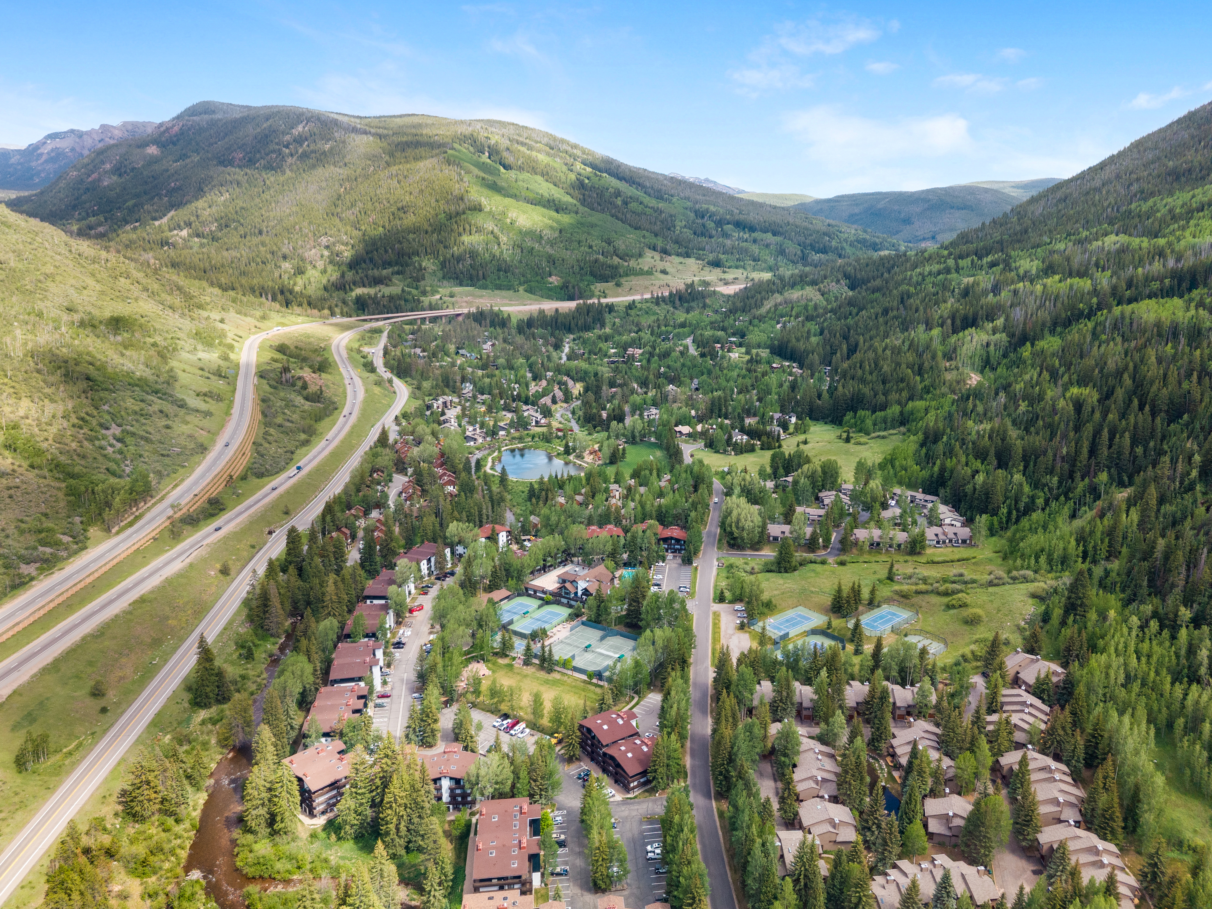  Located a Sweeping Bend of Gore Creek with Resort-Style Amenities - 物件實景