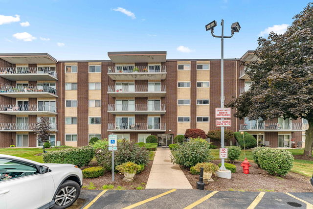 Maple Ave, Downers Grove, IL 60515