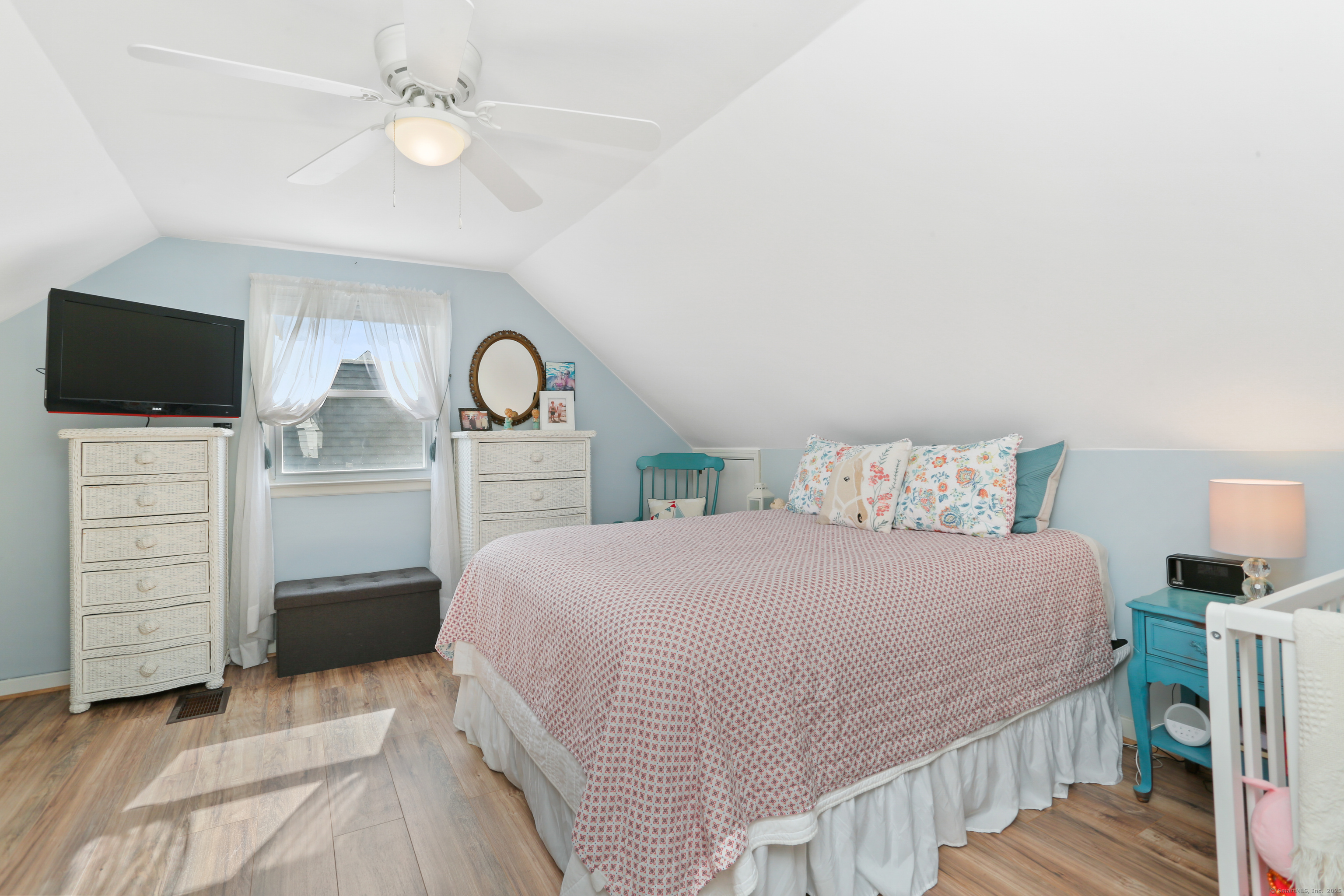 Milford, Connecticut, 06460, United States, 3 Bedrooms Bedrooms, ,2 BathroomsBathrooms,Residential,For Sale,1933050