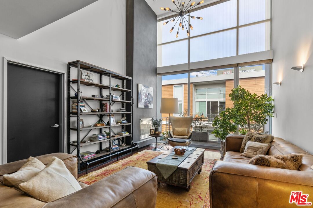 Los Angeles, California, 90028, United States, 3 Bedrooms Bedrooms, ,5 BathroomsBathrooms,Residential,For Sale,1744726