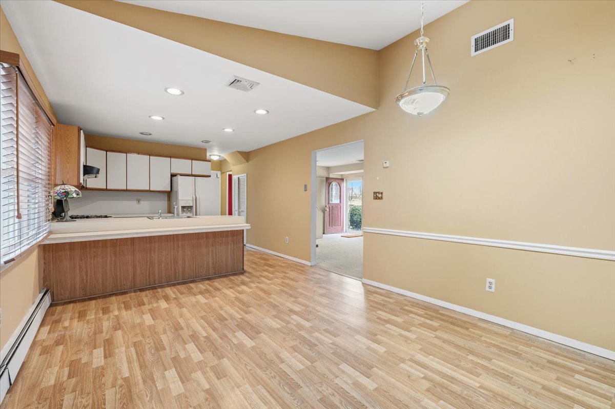 West Islip, New York, 11795, United States, 4 Bedrooms Bedrooms, ,2 BathroomsBathrooms,Residential,For Sale,2008533