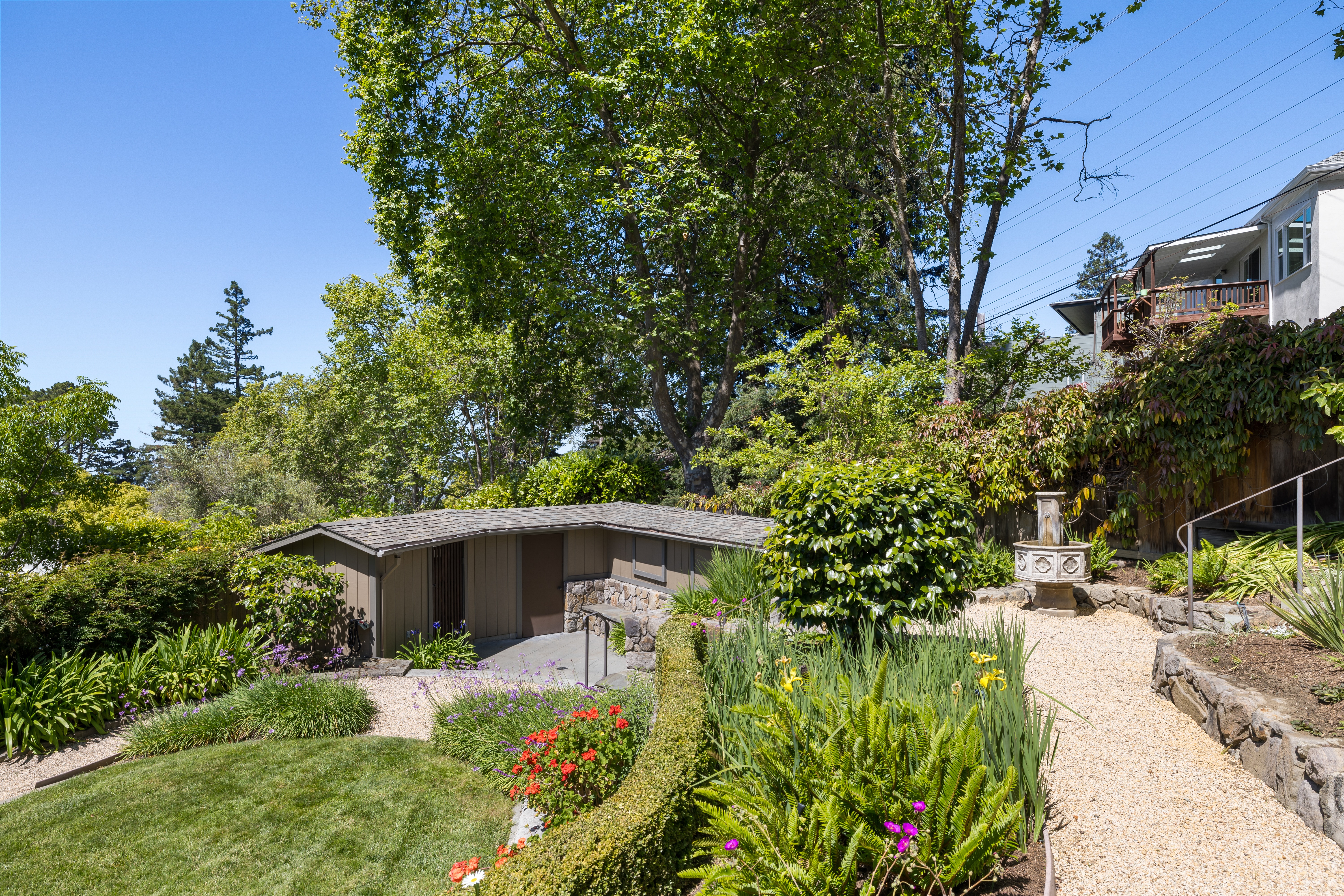  Timeless Berkeley Hills Gem with Spectacular Gardens and Bay Views - 物件實景