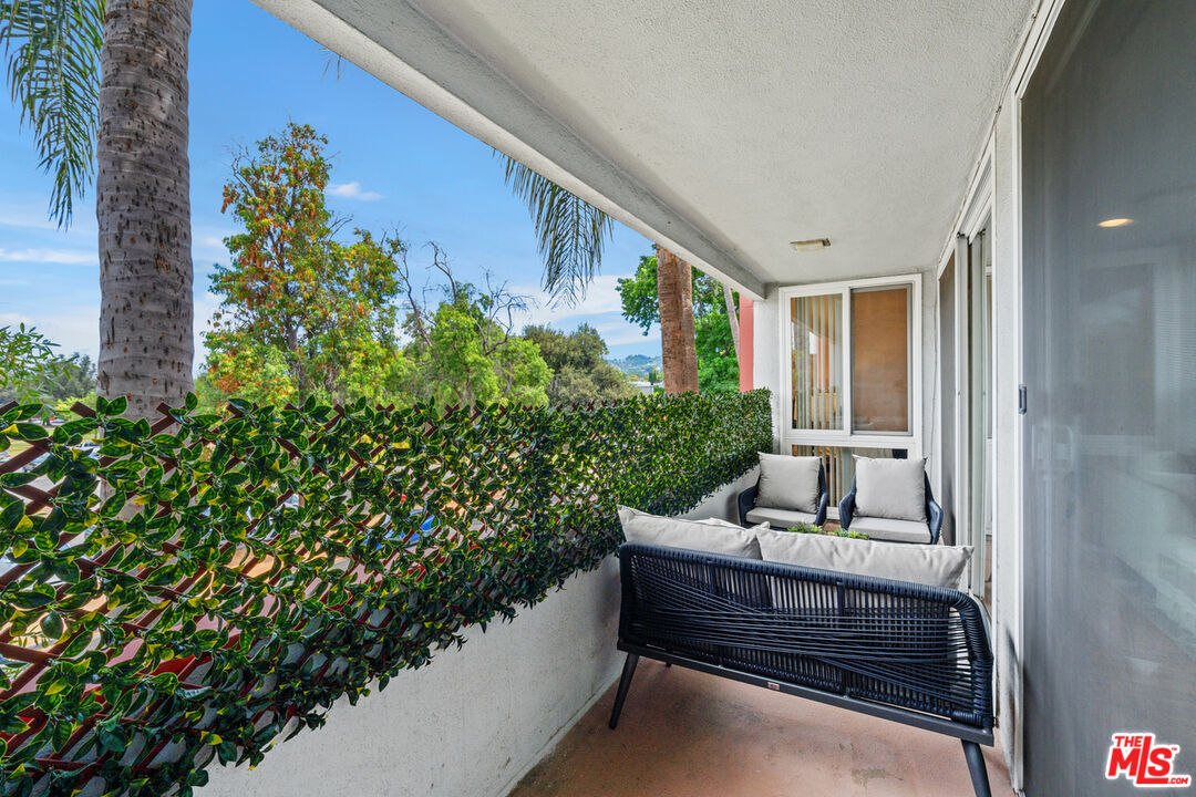 Sherman Oaks, California, 91423, United States, 3 Bedrooms Bedrooms, ,3 BathroomsBathrooms,Residential,For Sale,1927164