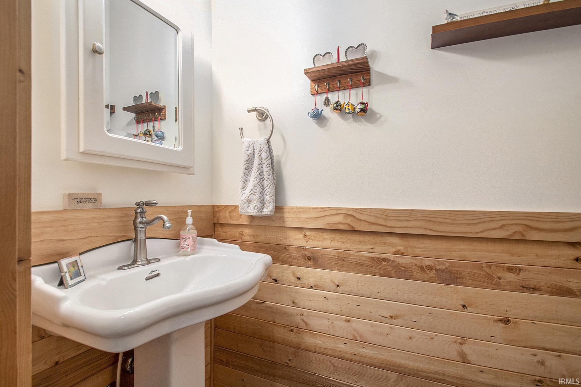 Shipshewana, Indiana, 46565, United States, 2 Bedrooms Bedrooms, ,3 BathroomsBathrooms,Residential,For Sale,1982813