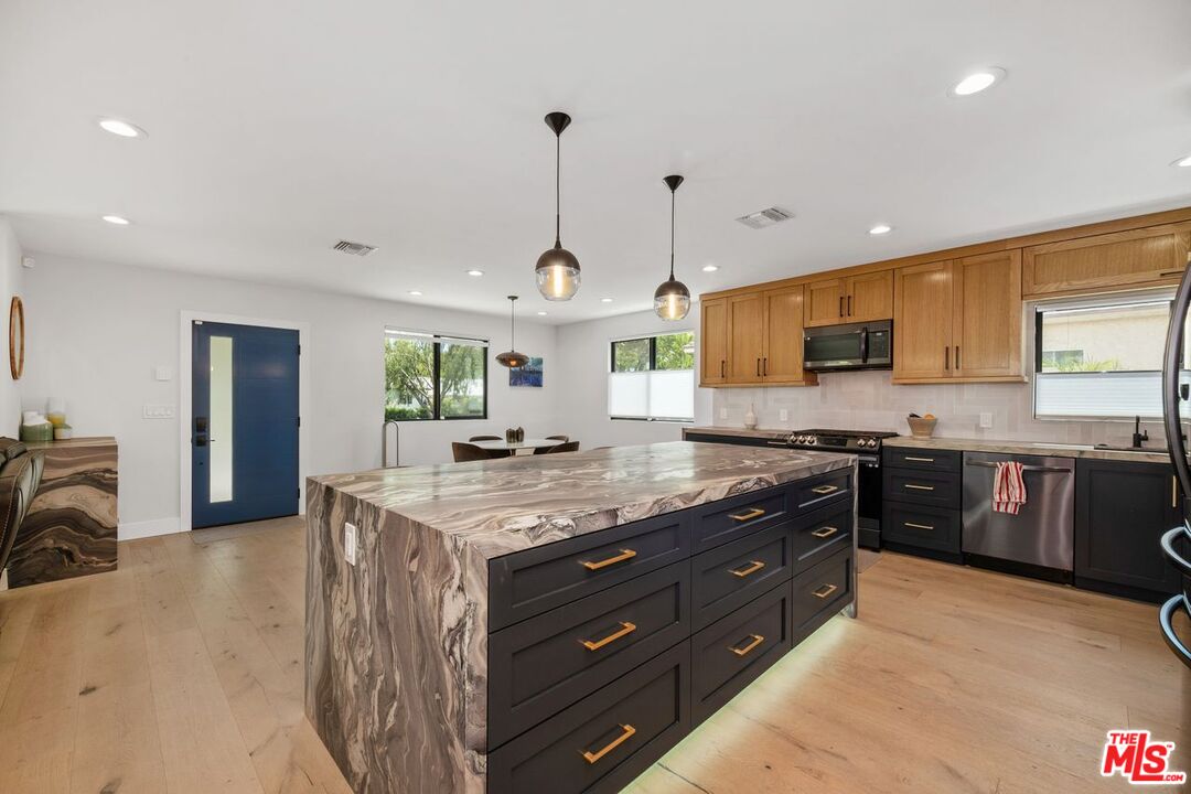 Culver City, California, 90232, United States, 3 Bedrooms Bedrooms, ,2 BathroomsBathrooms,Residential,For Sale,1911213