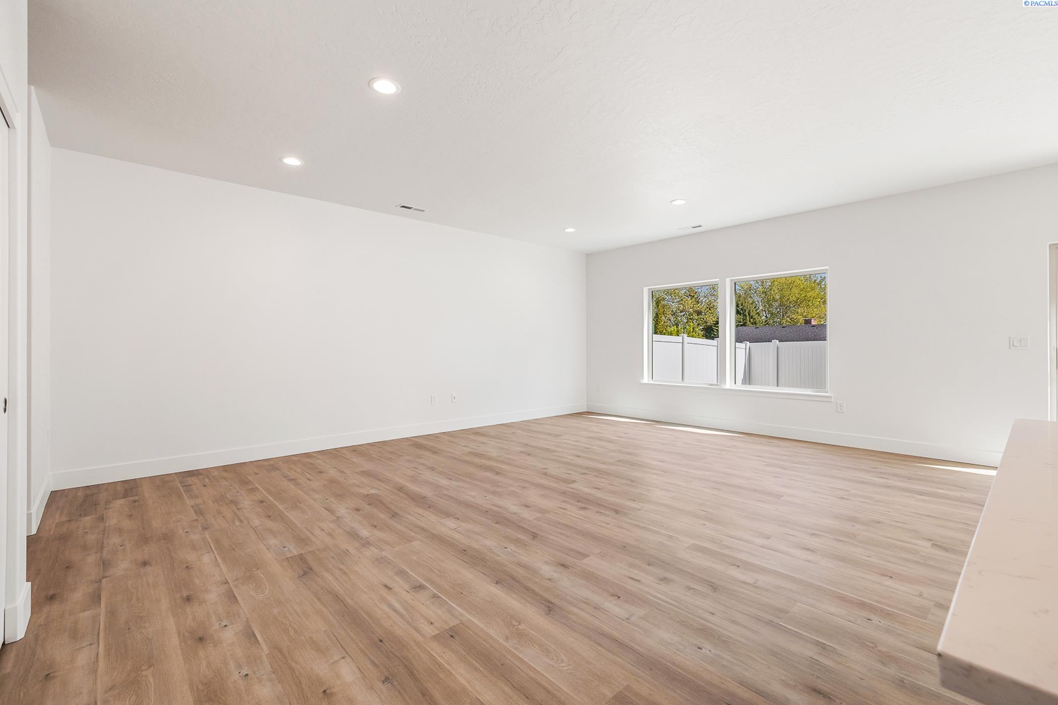 Kennewick, Washington, 99337, United States, 7 Bedrooms Bedrooms, ,Residential,For Sale,1793347