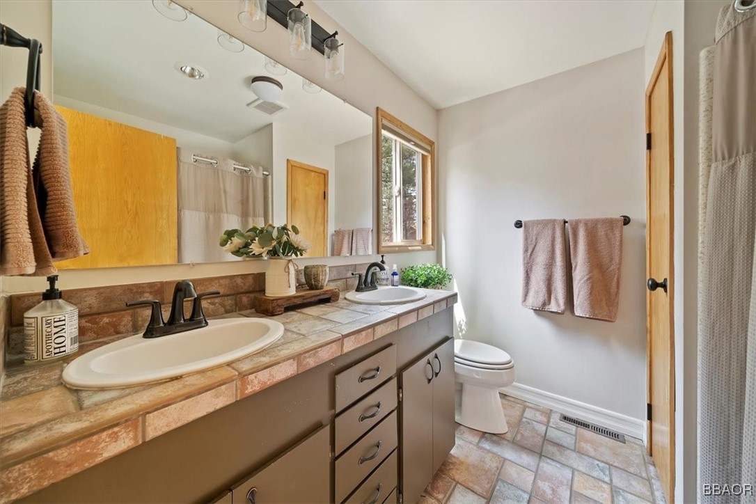 Big Bear Lake, California, 92315, United States, 4 Bedrooms Bedrooms, ,3 BathroomsBathrooms,Residential,For Sale,1827094