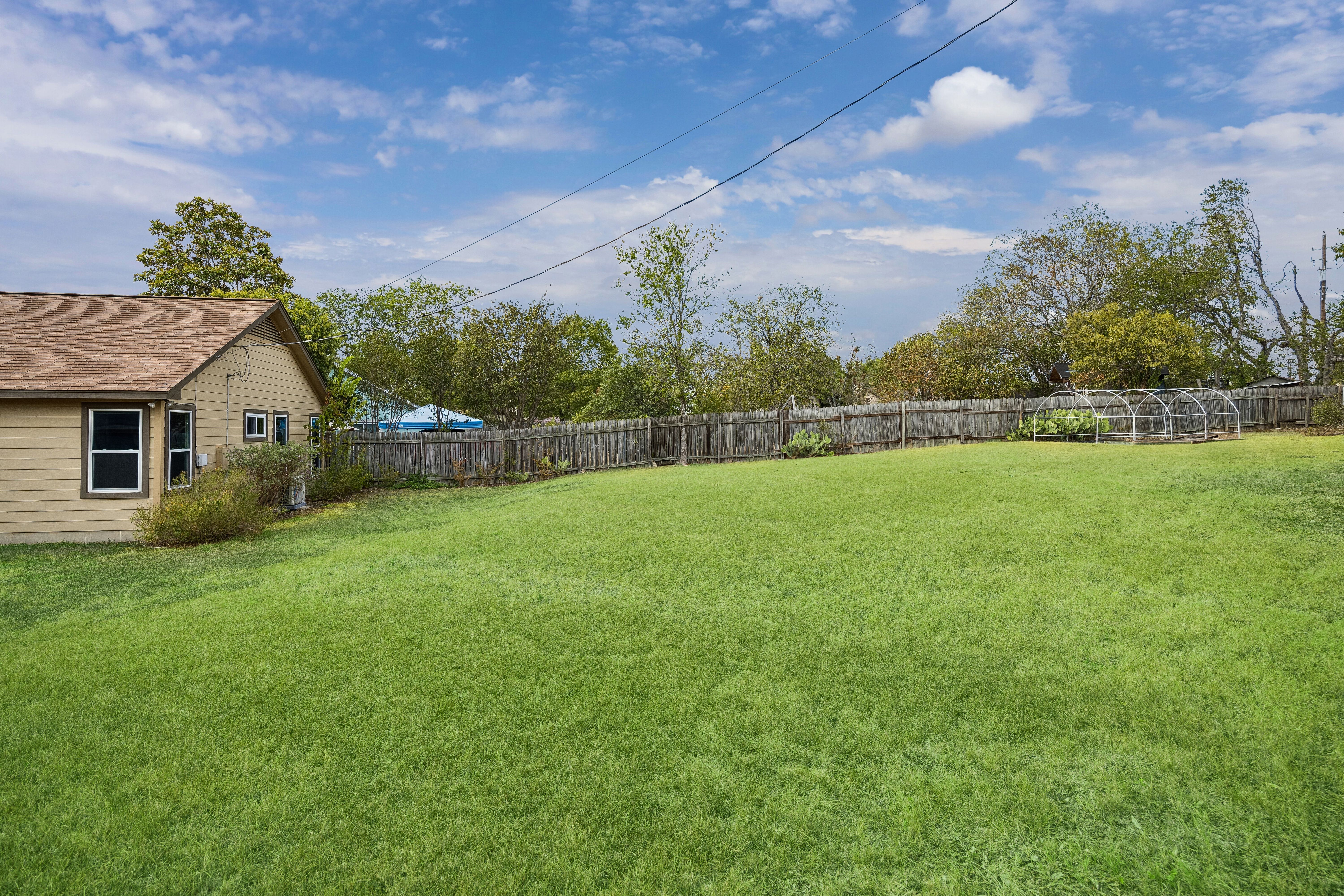  Single-Story Home with Huge Backyard - 物件實景