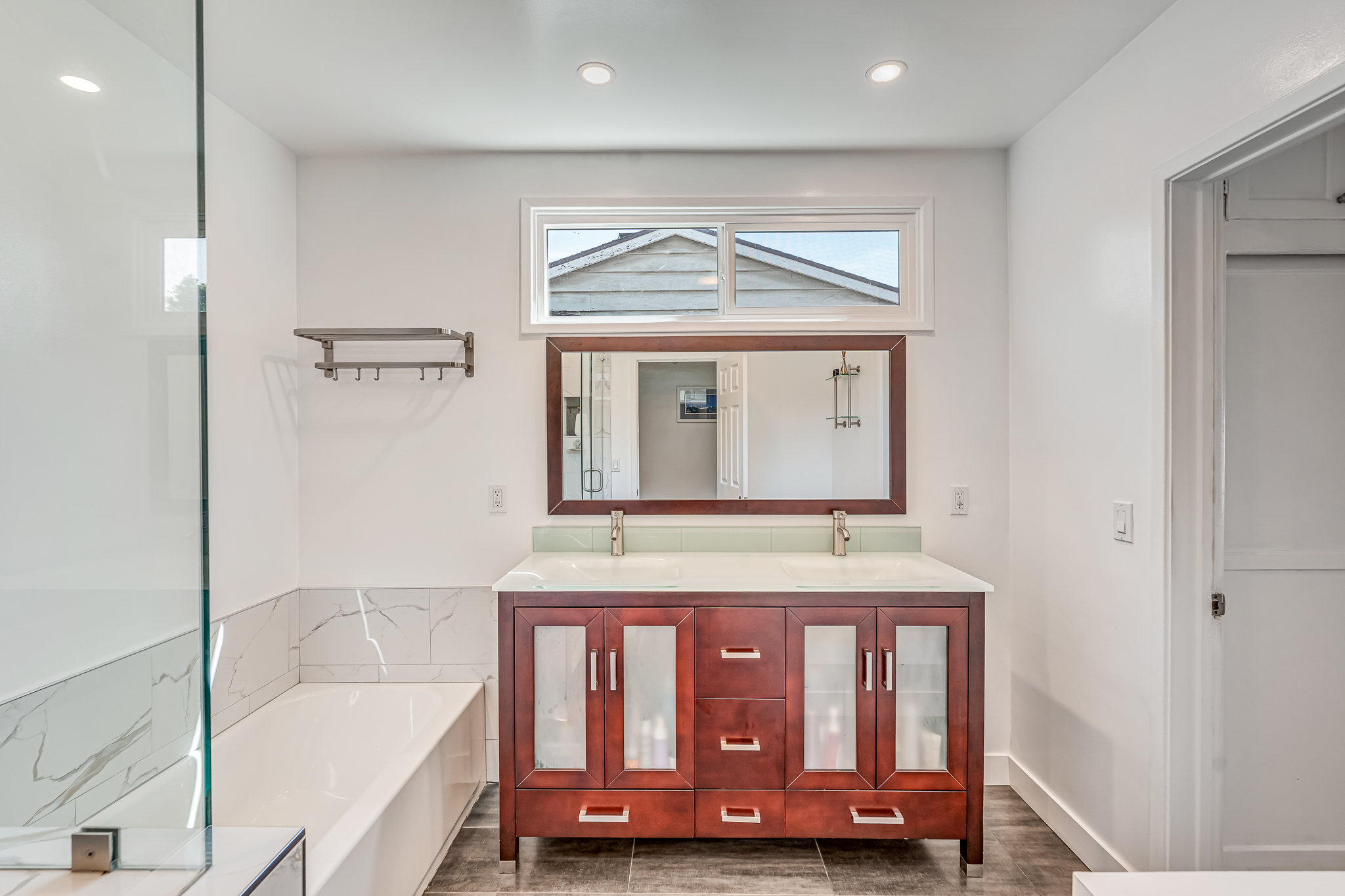  6626 Burnet Avenue - 物件實景