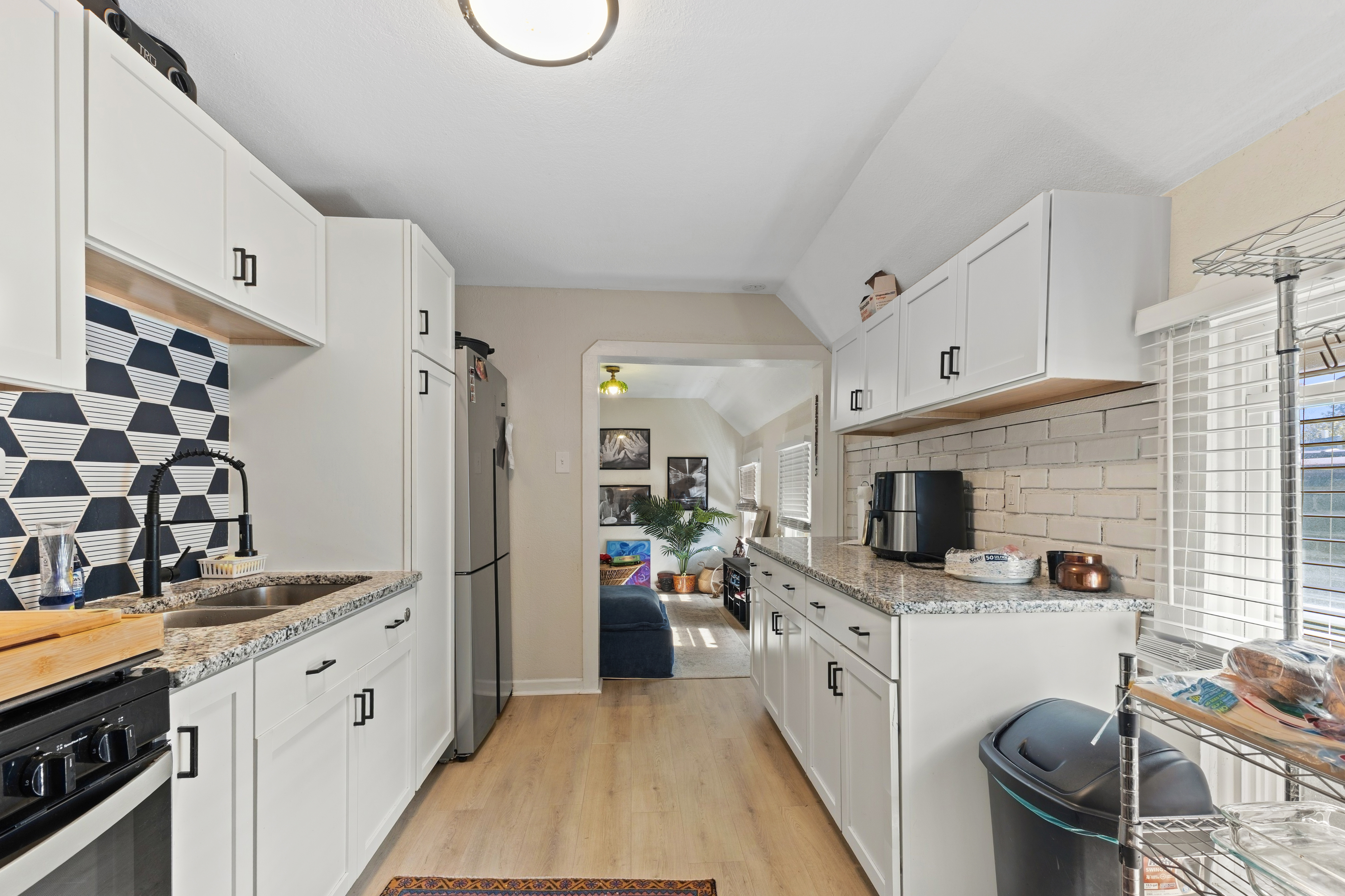  Prime Bay View Investment: Updated Duplex with 4-Car Garage Near Lake Michigan - 物件實景