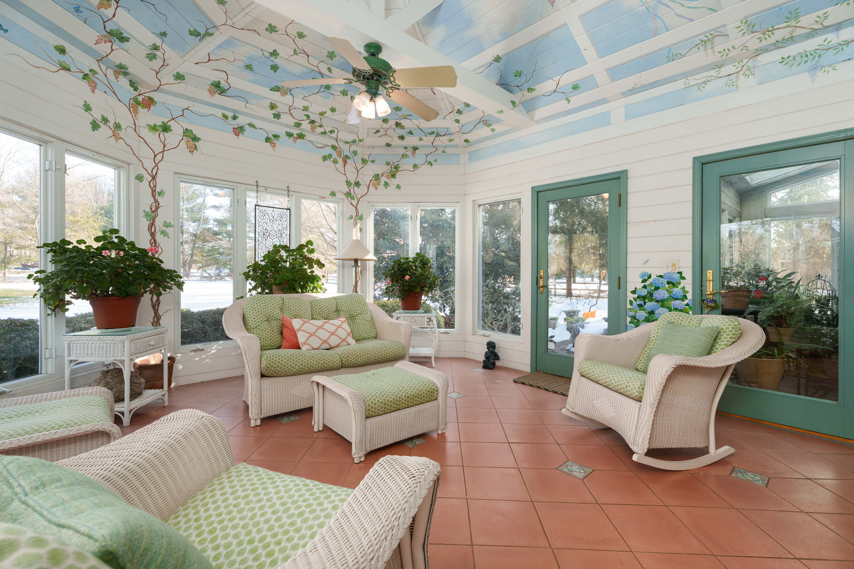  Architecturally Distinct with Greenhouse, Sunroom, and Updated Kitchen - 物件實景