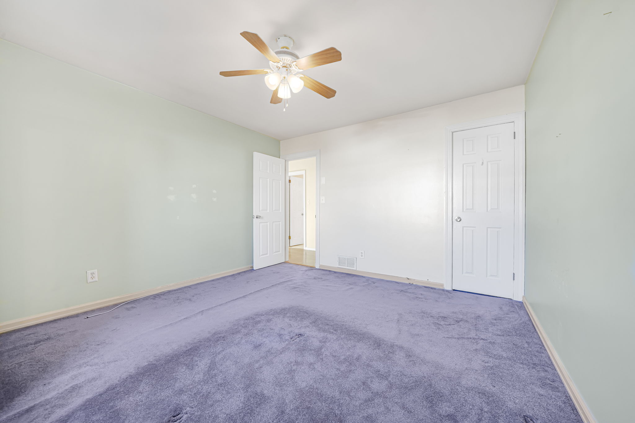 Elmwood Park, New Jersey, 07407, United States, 4 Bedrooms Bedrooms, ,2 BathroomsBathrooms,Residential,For Sale,2009645