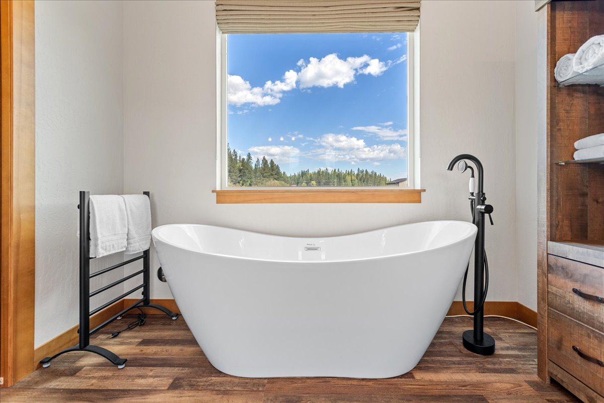 Sagle, Idaho, 83860, United States, 4 Bedrooms Bedrooms, ,3 BathroomsBathrooms,Residential,For Sale,1824083