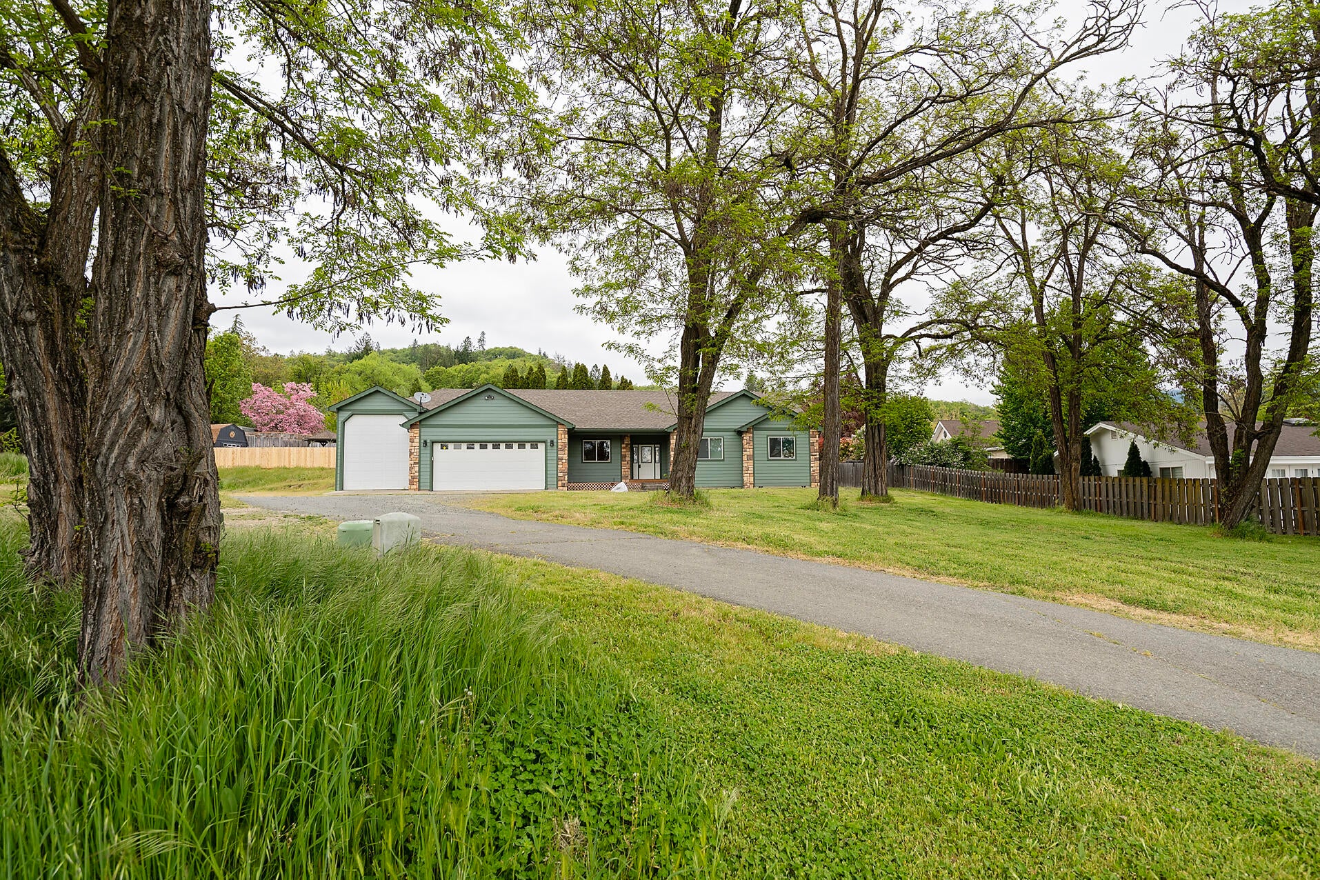 Grants Pass, Oregon, 97526, United States, 3 Bedrooms Bedrooms, ,3 BathroomsBathrooms,Residential,For Sale,1994829