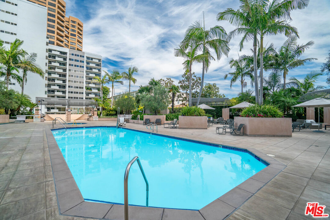 Los Angeles, California, 90024, United States, 2 Bedrooms Bedrooms, ,3 BathroomsBathrooms,Residential,For Sale,1932813