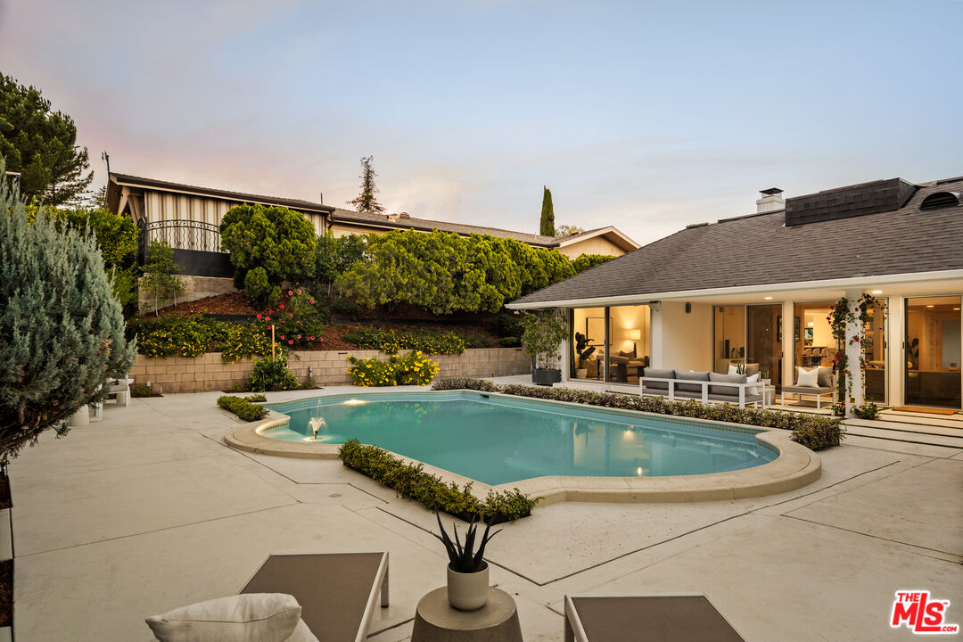 Los Angeles, California, 90027, United States, 4 Bedrooms Bedrooms, ,2 BathroomsBathrooms,Residential,For Sale,1989573