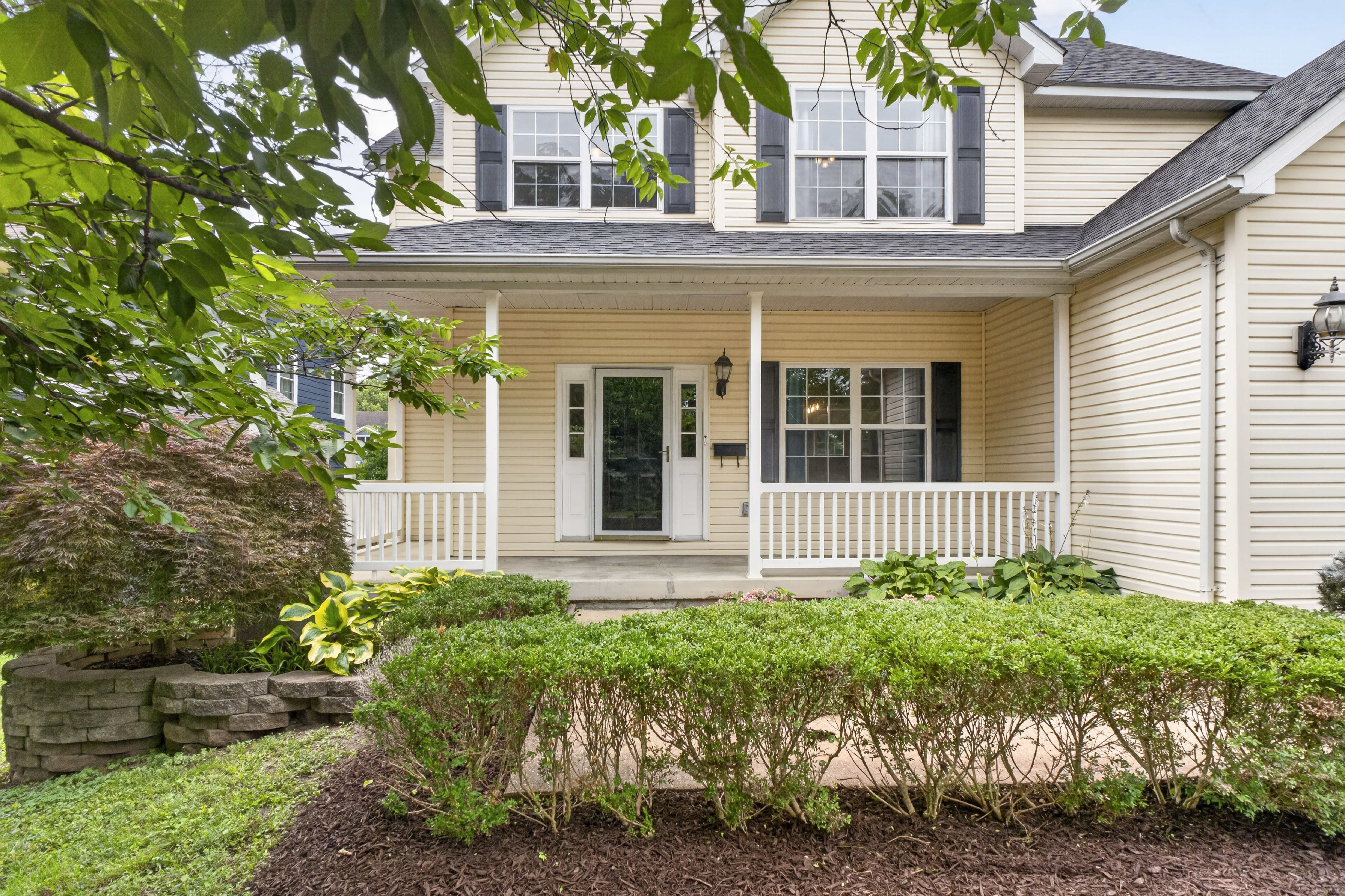  The porch wraps the front of the house. - 物件實景