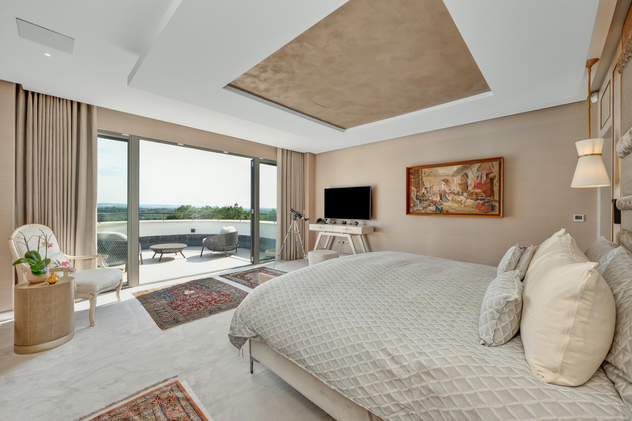  A Newly Refurbished House with Far-Reaching Views in St George’s Hill - 物件實景