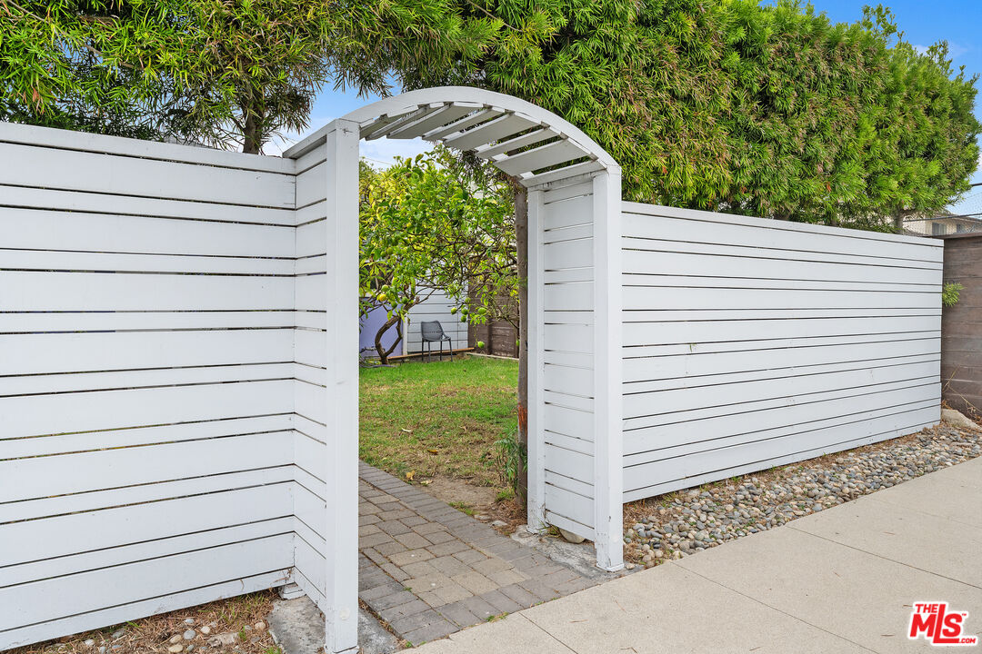 Los Angeles, California, 90066, United States, 3 Bedrooms Bedrooms, ,1 BathroomBathrooms,Residential,For Sale,1998218