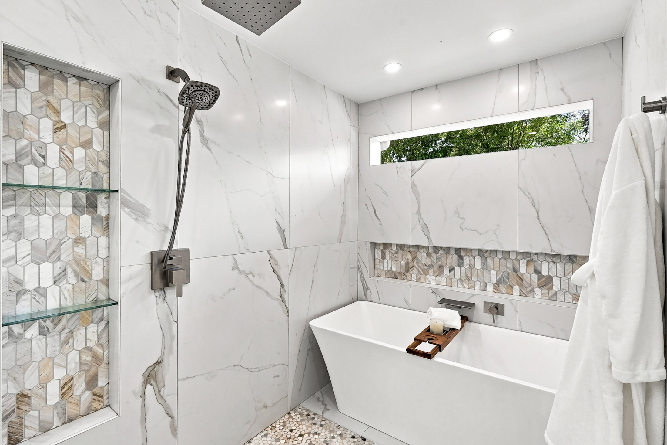  Classic Colonial Charm Meets Beautifully Updated Interiors - 物件實景