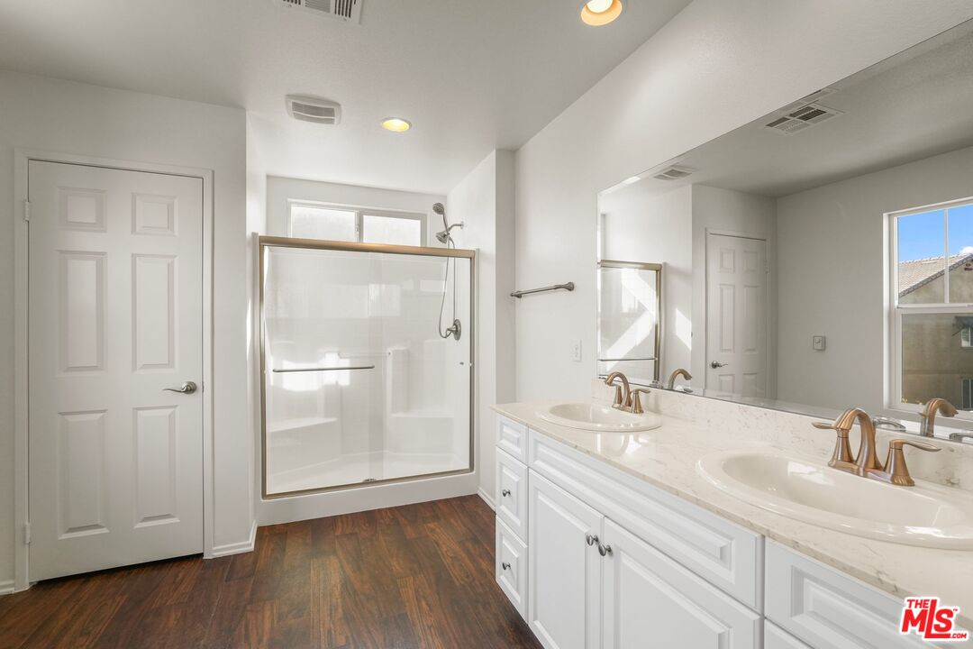 Lancaster, California, 93534, United States, 5 Bedrooms Bedrooms, ,3 BathroomsBathrooms,Residential,For Sale,1942304