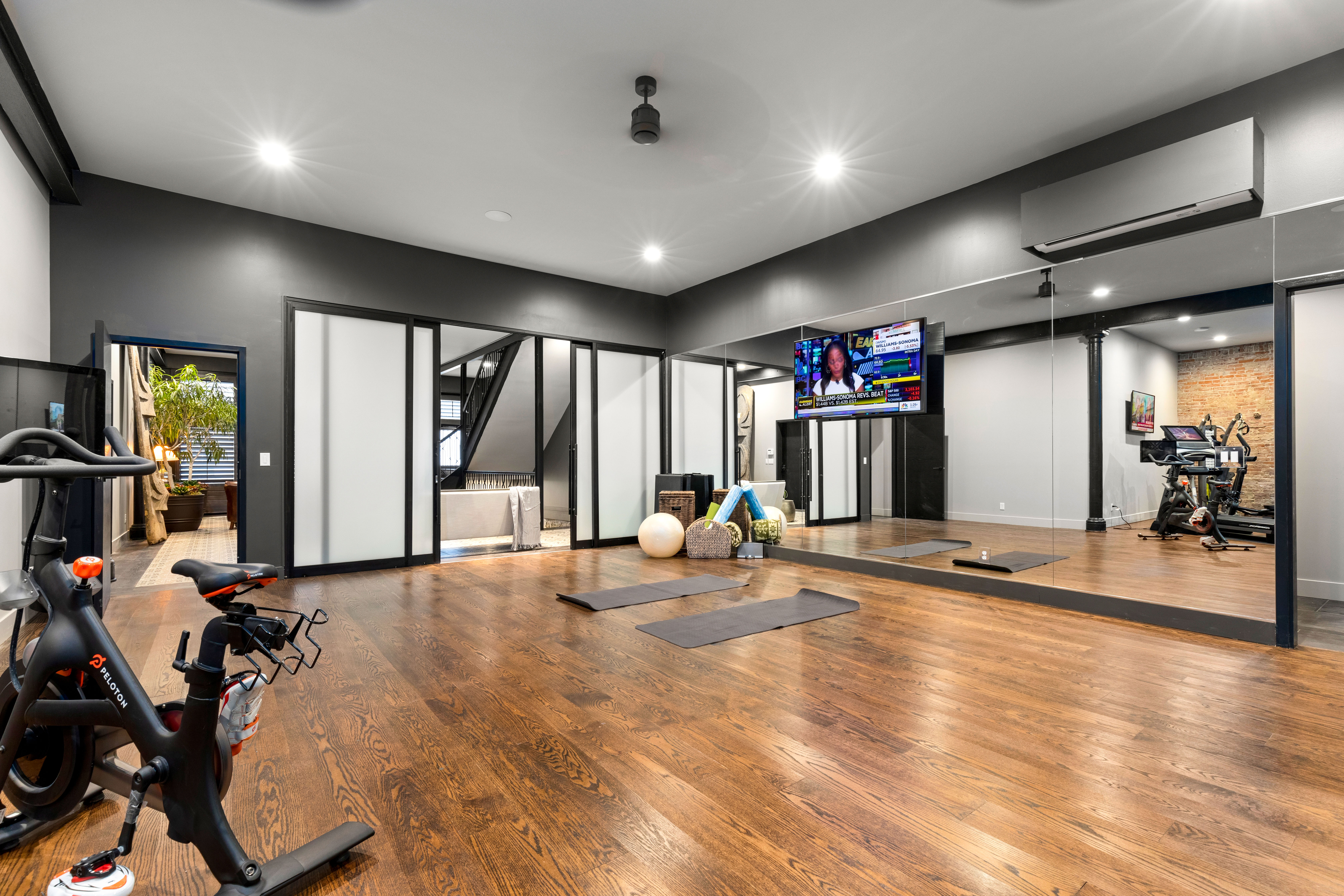  Discover this stunning & highly desirable property in the heart of the CWE - 物件實景