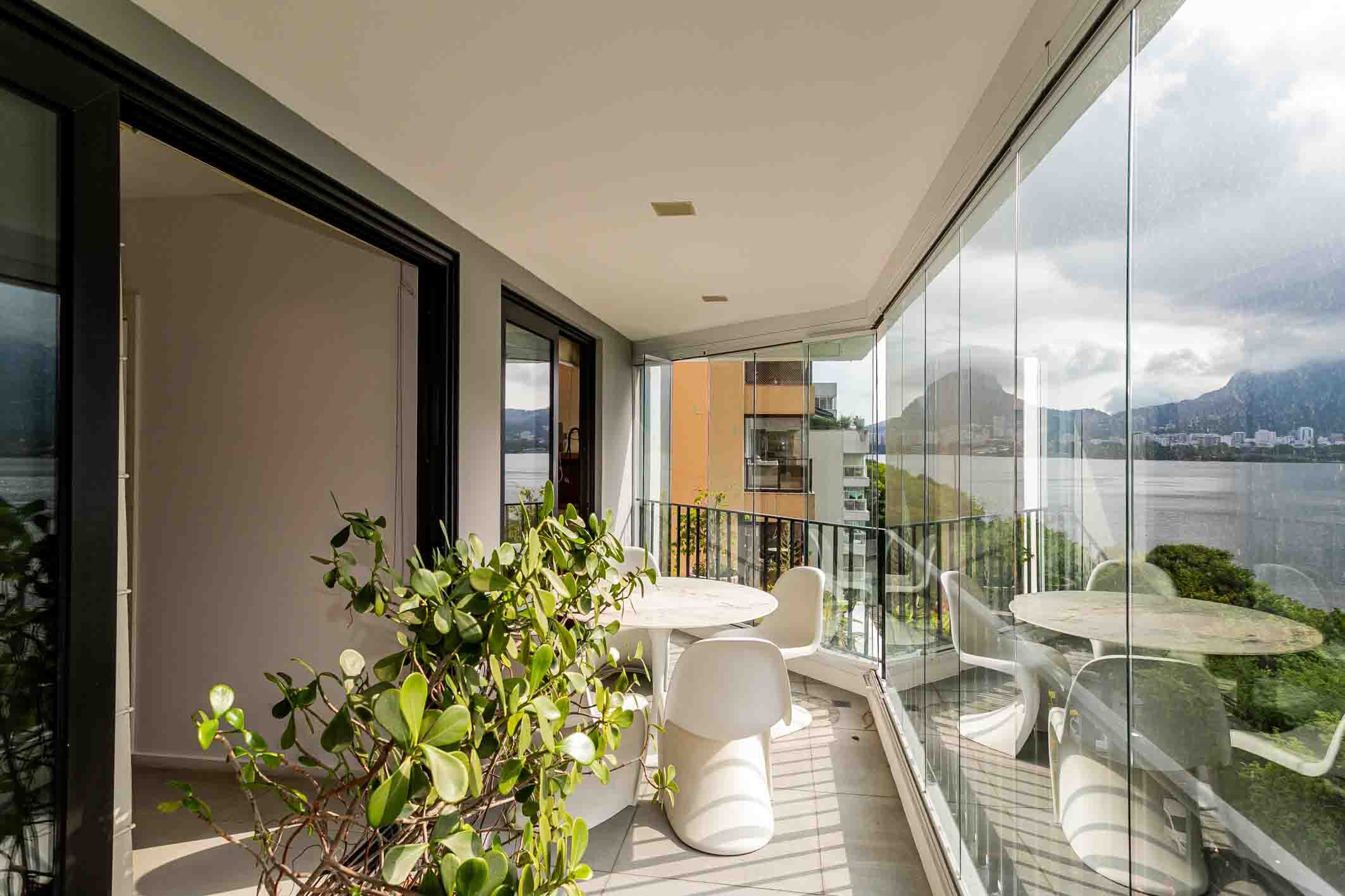  1,076 sq. ft apartment with panoramic Lagoa views and signed design - 物件實景