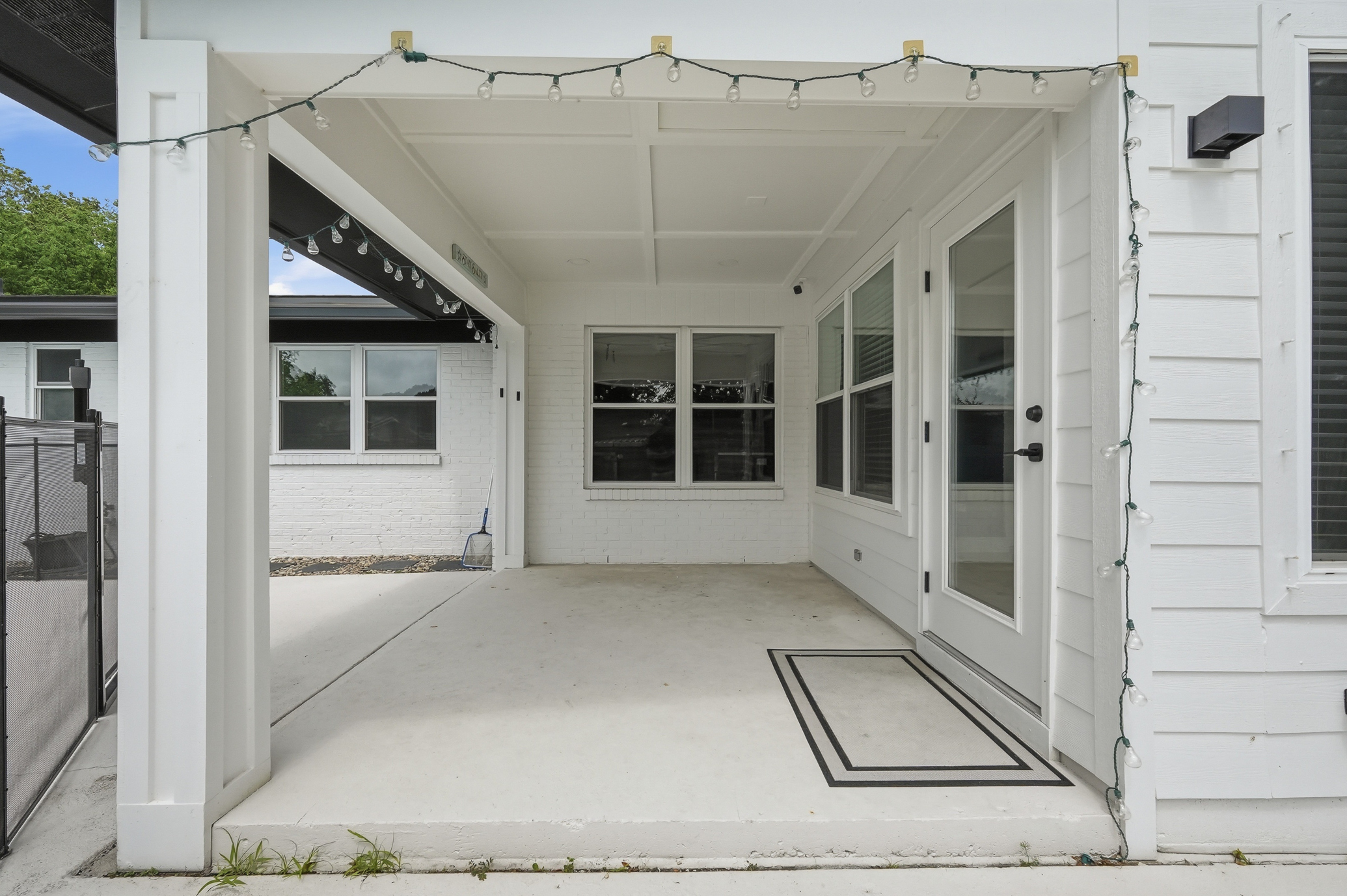  Move-In Ready Pool Home with Thoughtful Modern Updates - 物件實景
