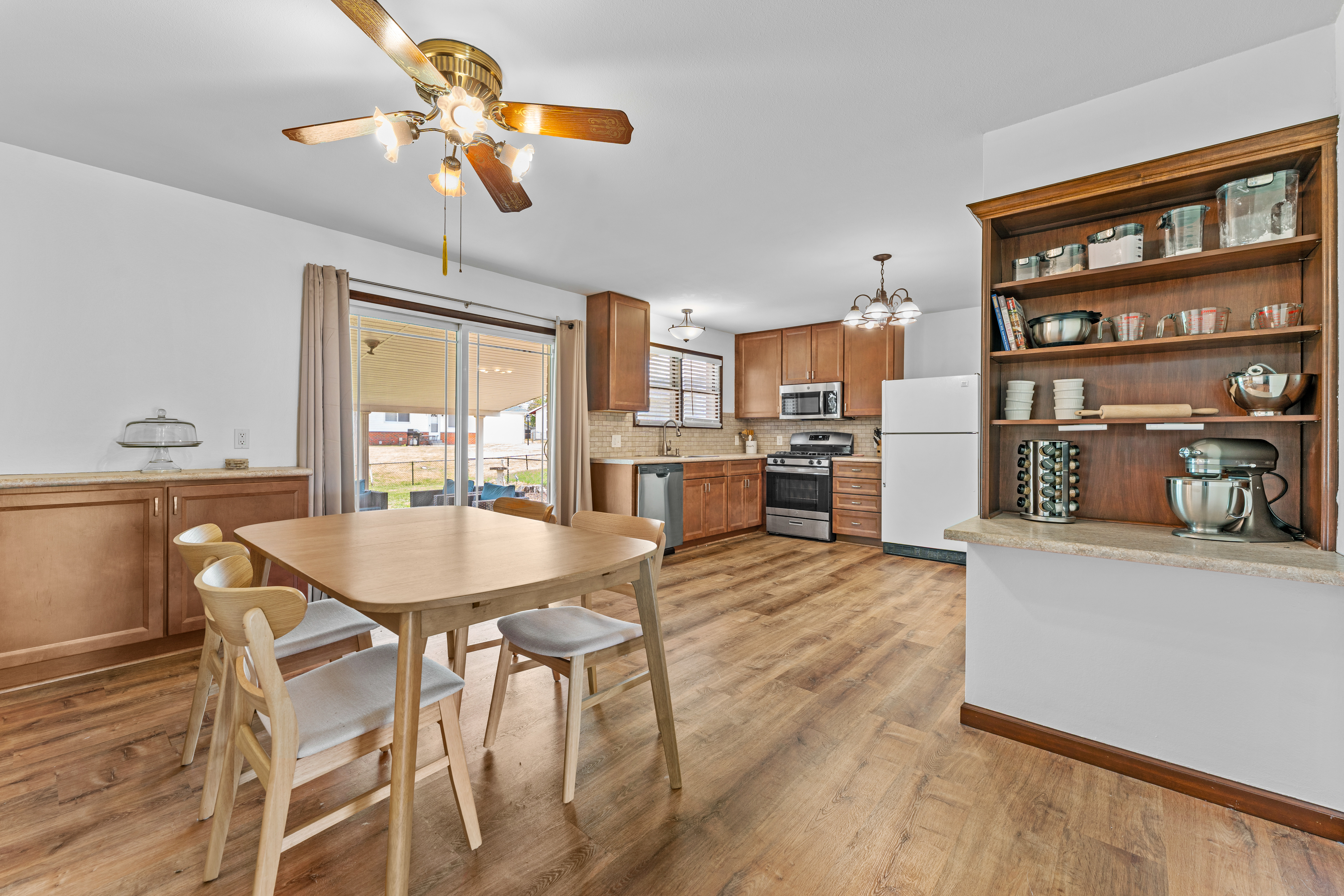  Exceptional low-maintenance brick and stone home makes - 物件實景