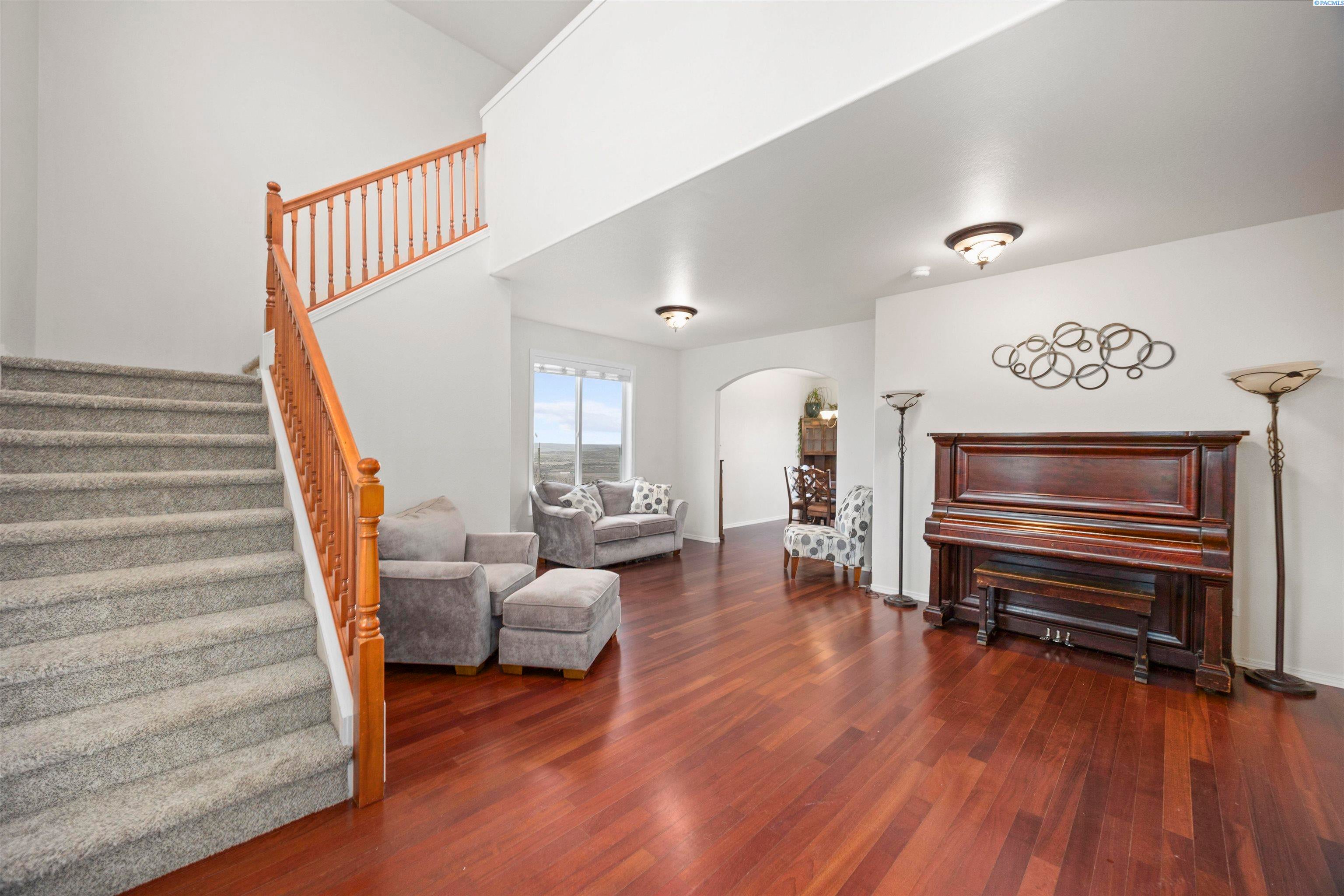 Eltopia, Washington, 99330, United States, 5 Bedrooms Bedrooms, ,4 BathroomsBathrooms,Residential,For Sale,2012124