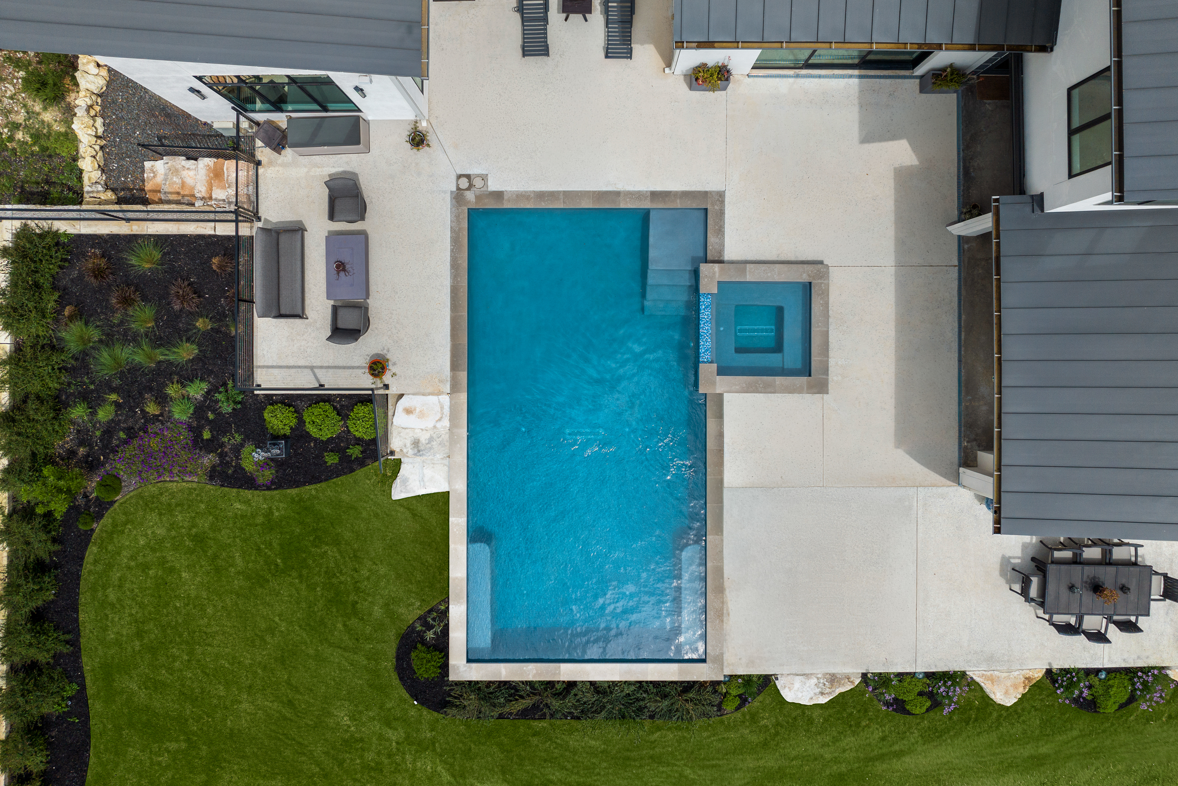  Custom Contemporary with Designer Finishes - 物件實景