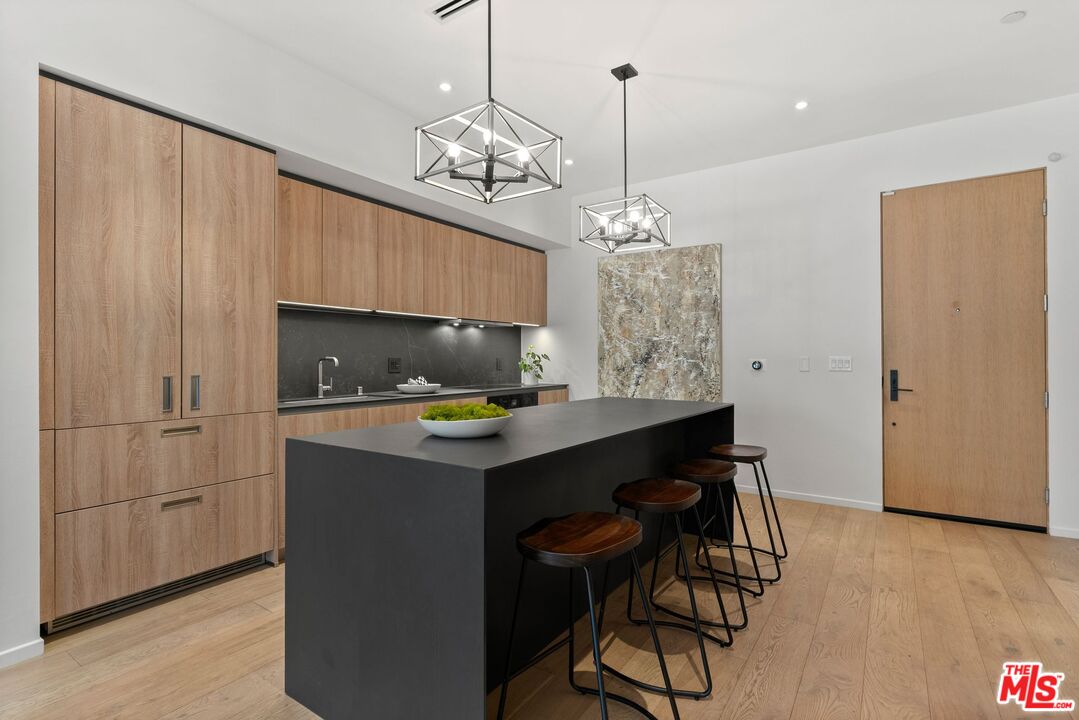 West Hollywood, California, 90069, United States, 2 Bedrooms Bedrooms, ,1 BathroomBathrooms,Residential,For Sale,1938792