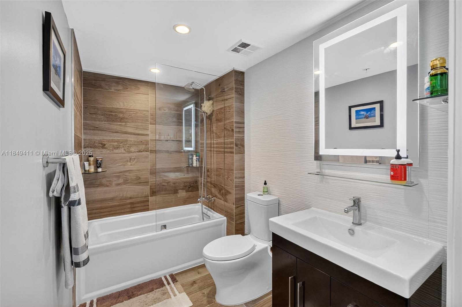 Miami, Florida, 33131, United States, 2 Bedrooms Bedrooms, ,2 BathroomsBathrooms,Residential,For Sale,1906062