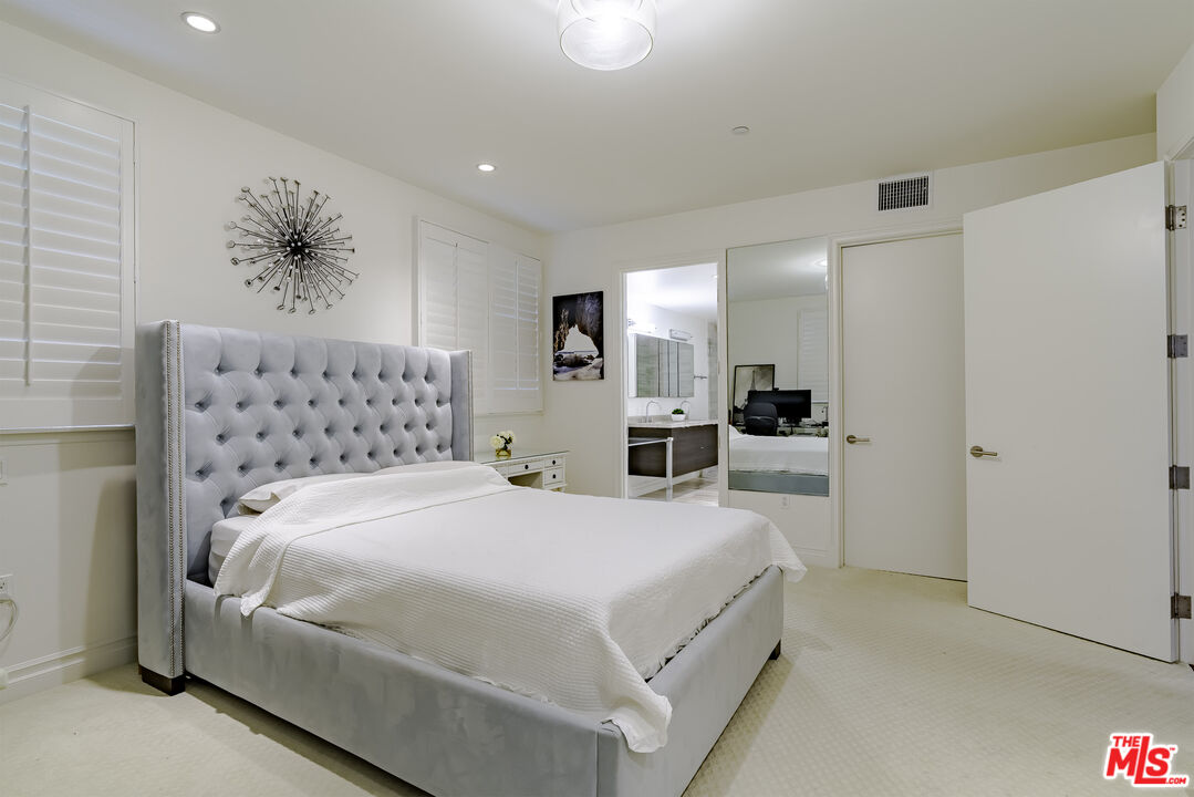 Los Angeles, California, 90010, United States, 3 Bedrooms Bedrooms, ,3 BathroomsBathrooms,Residential,For Sale,1997463