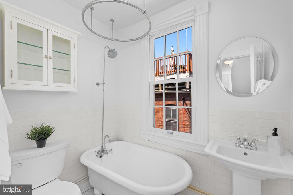 Washington, District of Columbia, 20003, United States, 3 Bedrooms Bedrooms, ,4 BathroomsBathrooms,Residential,For Sale,2048828