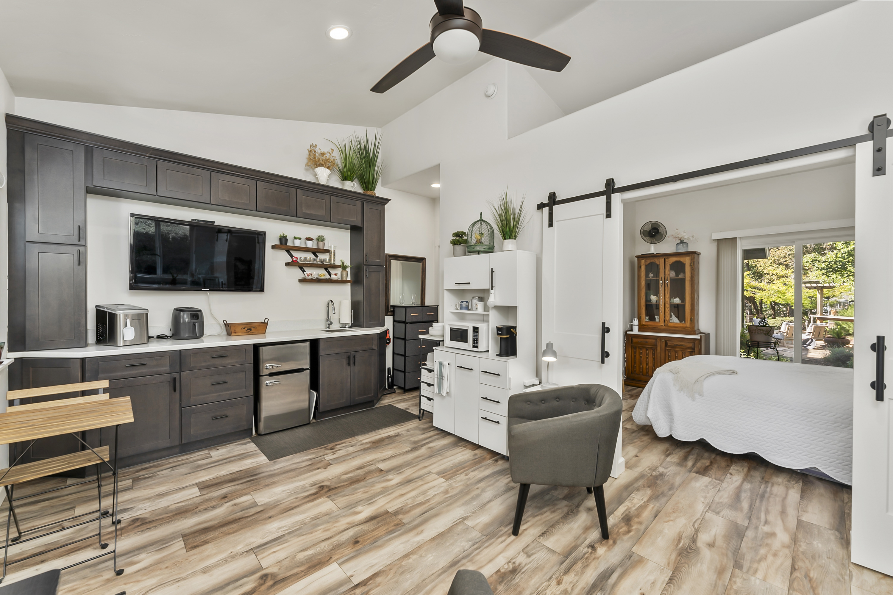  Thoughtfully Designed Living with Income Potential - 物件實景