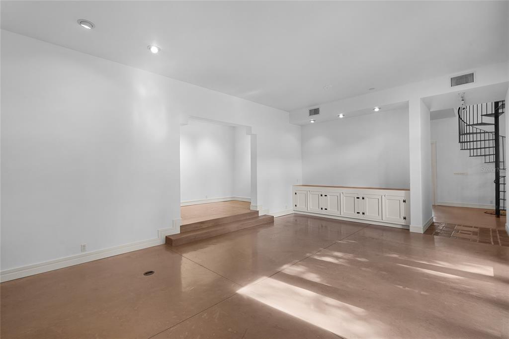 Orlando, Florida, 32806, United States, 3 Bedrooms Bedrooms, ,4 BathroomsBathrooms,Residential,For Sale,1927434