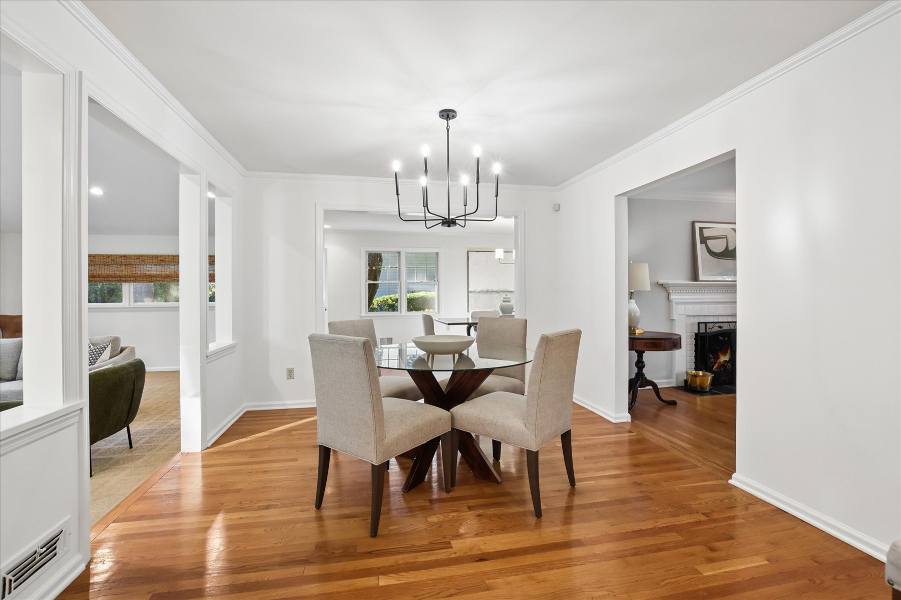  Split Level Home Offers Generous Living Spaces and Inviting Outdoor Areas - 物件實景