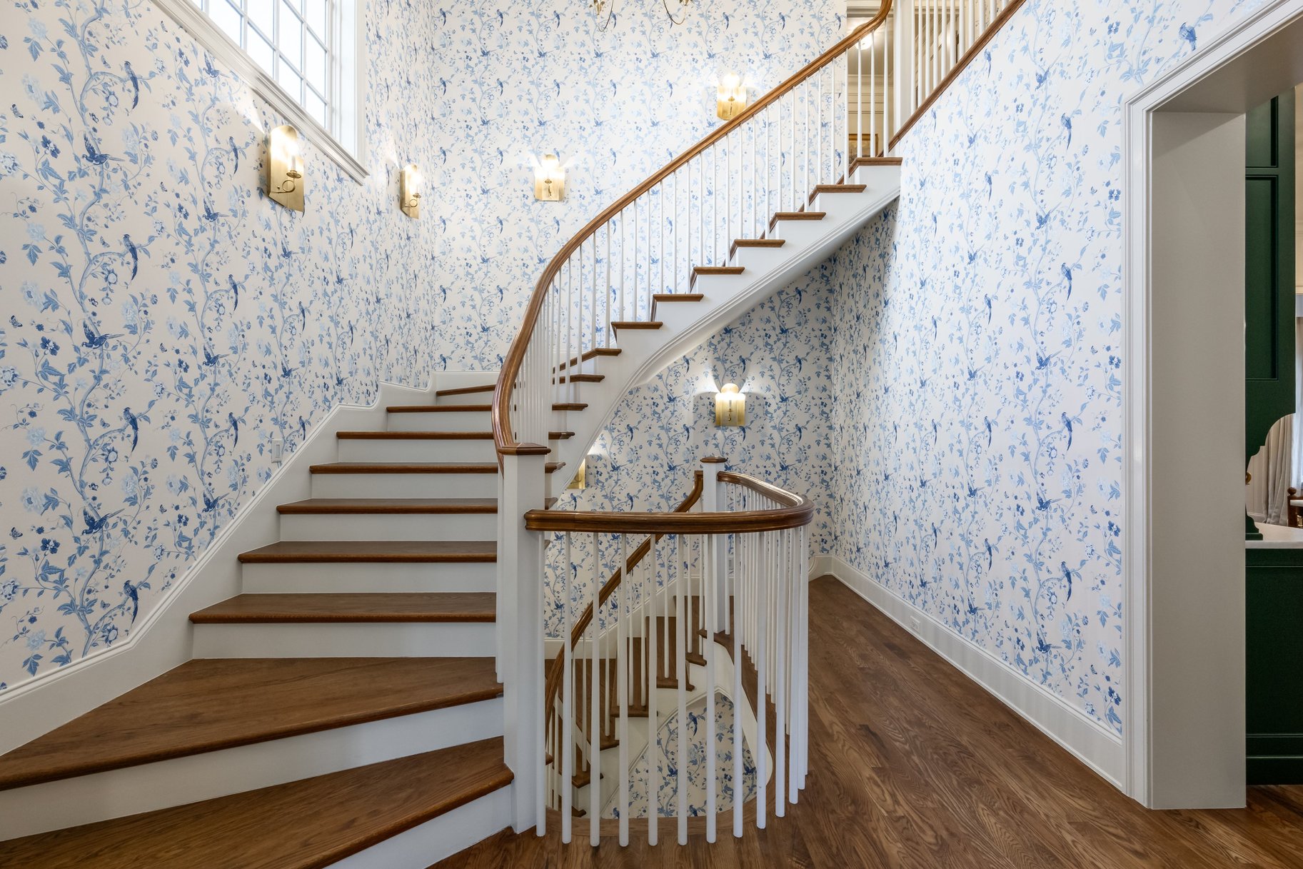  Timeless Colonial Charm Meets Refined Modern Luxury In This Storybook Retreat - 物件實景