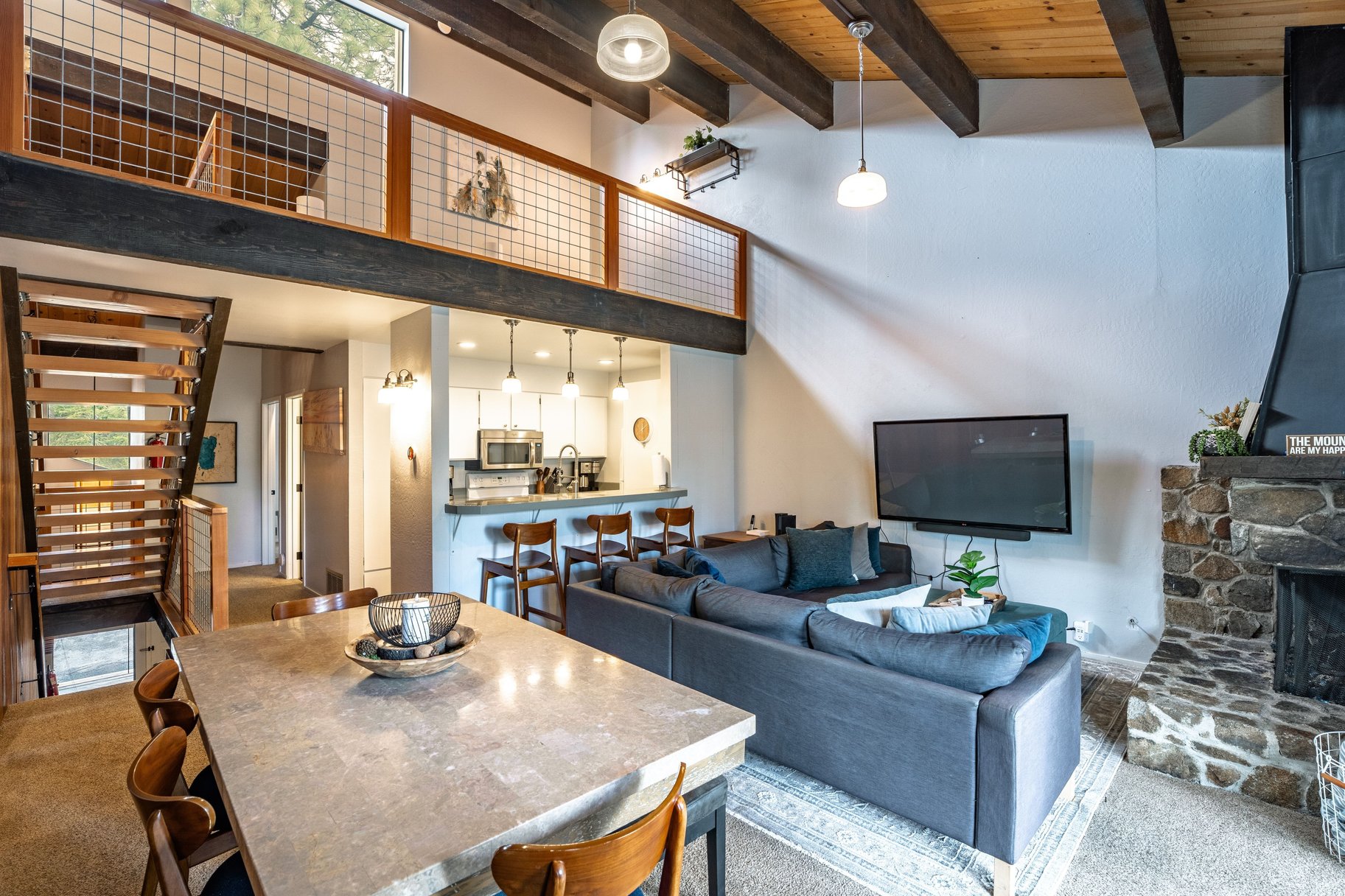  Sunny 3 Bedroom Unit plus Loft with Amenities - 物件實景