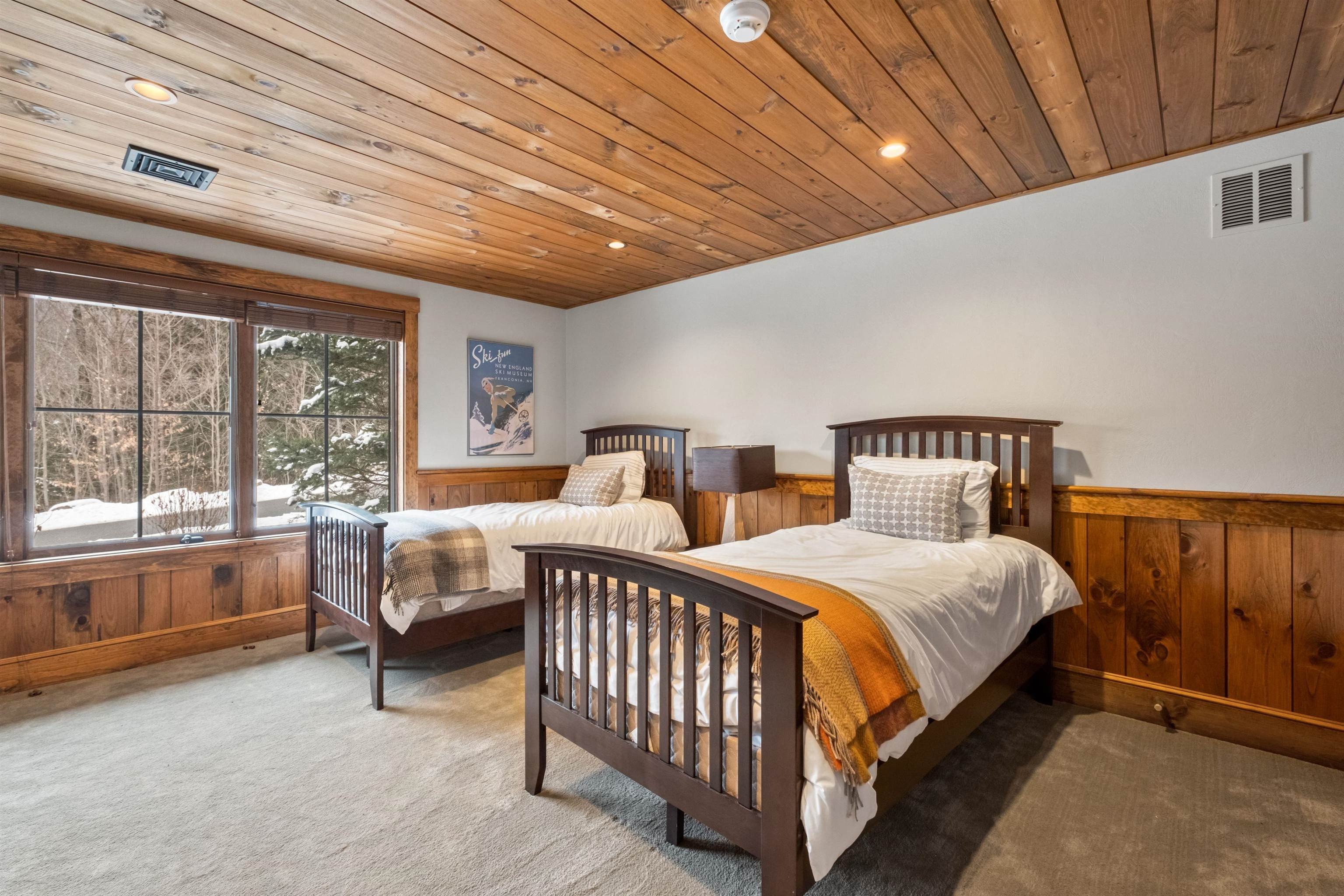 Lincoln, New Hampshire, 03251, United States, 7 Bedrooms Bedrooms, ,4 BathroomsBathrooms,Residential,For Sale,1983511