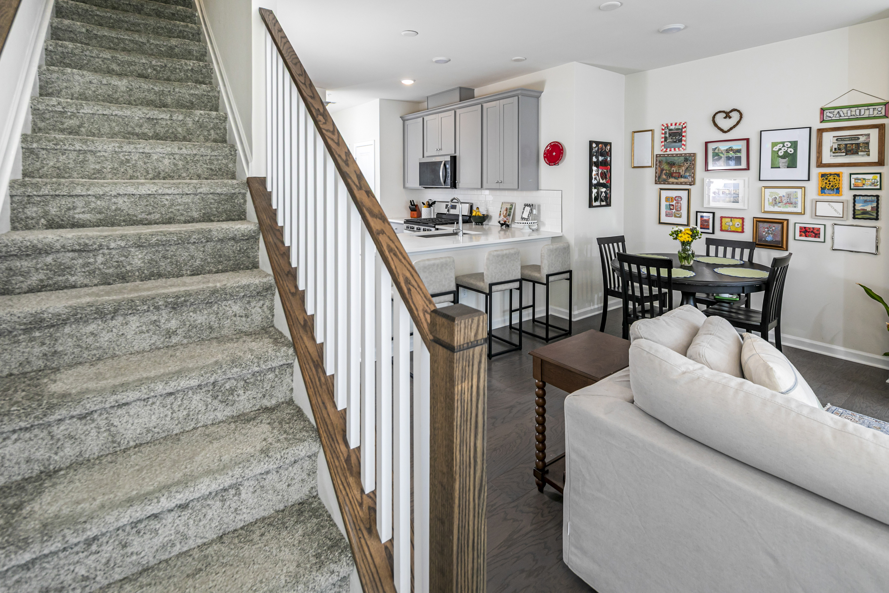  Nearly New Upgraded Townhome Steps from the Train - 物件實景