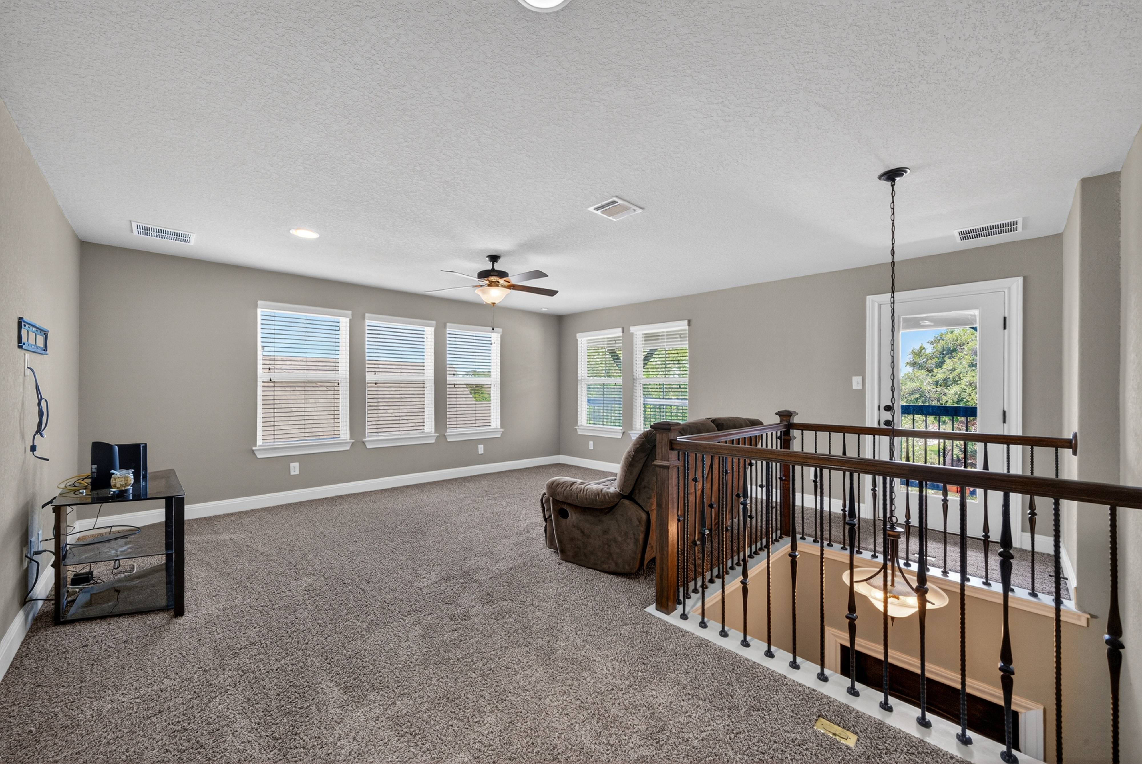  Stunning 5-Bedroom Home with Balcony and Game Room - 物件實景