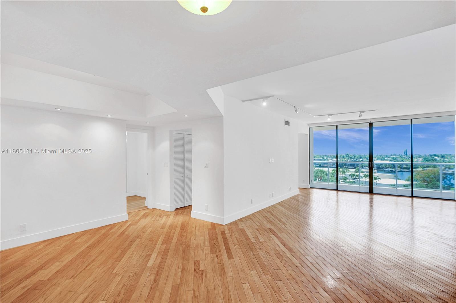 Aventura, Florida, 33180, United States, 2 Bedrooms Bedrooms, ,2 BathroomsBathrooms,Residential,For Sale,1827692